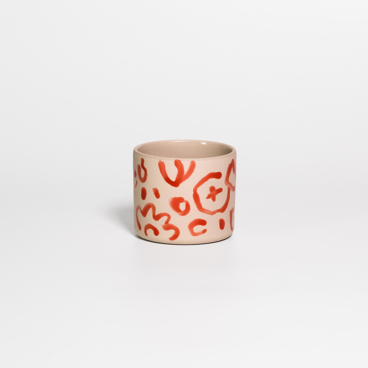 Handbemalter Kaffeebecher aus Steinzeug, roher Creme-Ton mit freien Formen und Punkten in roter Glanzglasur von Steffi Bauer – Viola Beuscher x Steffi Bauer
