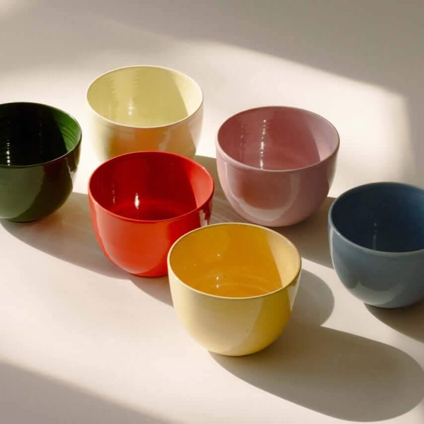 Handgemacht Keramik Coffee Cups in verschiedenen Farben, inklusive Gelb, Rot, Grün und Blau, für den täglichen Gebrauch.