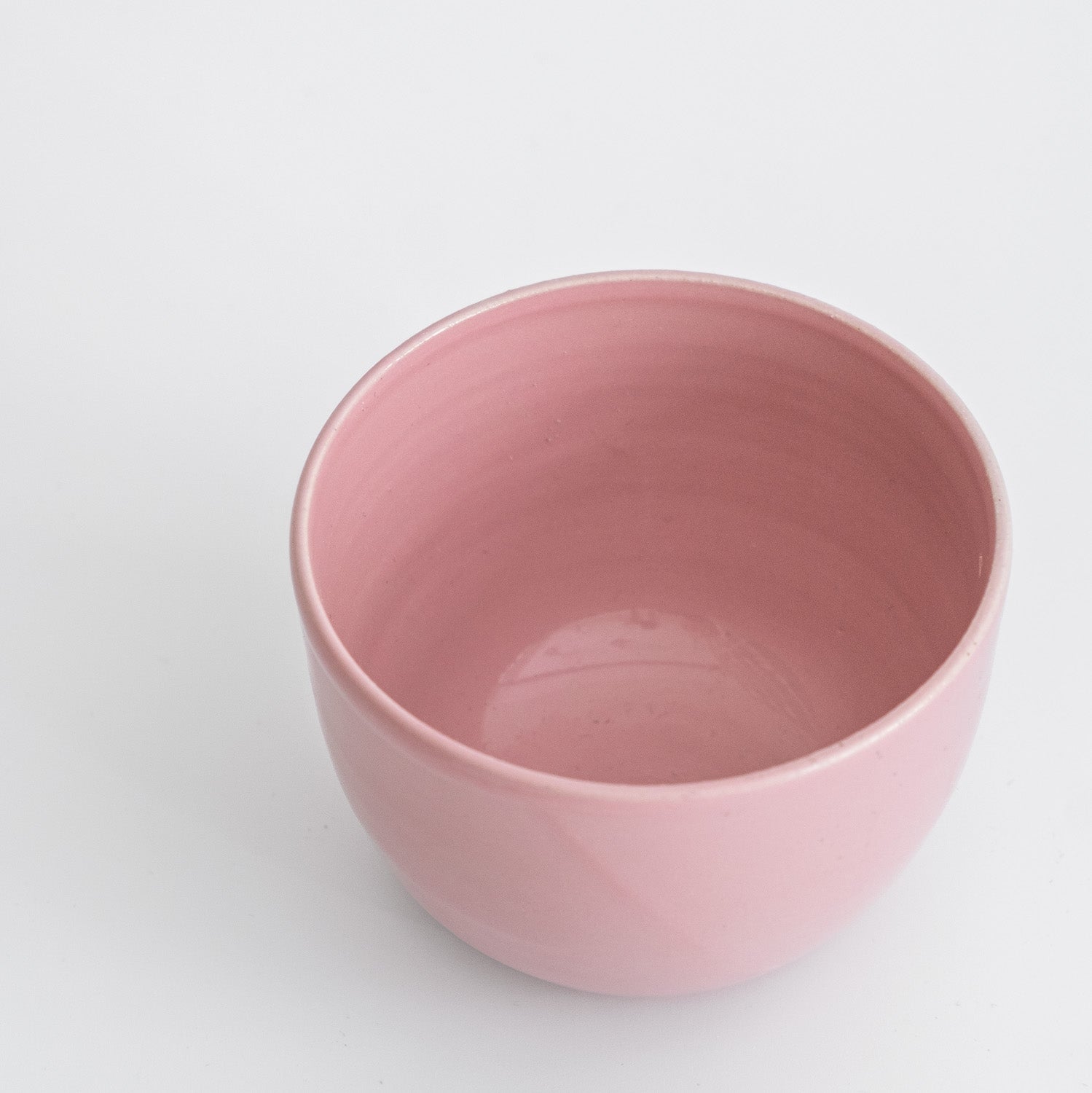 Handgemachter Keramik Kaffeebecher in sanfter rosafarbener Glasur, geeignet für täglichen Kaffeegenuss.
