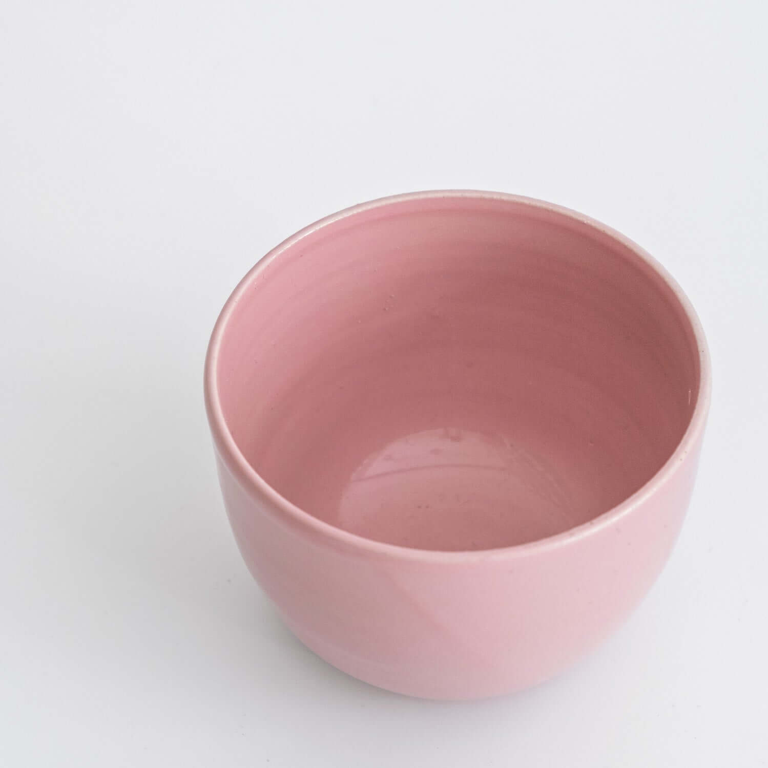 Handgemachte Keramik Coffee Cup – Yun Pink, runde Form mit sanften Wänden.