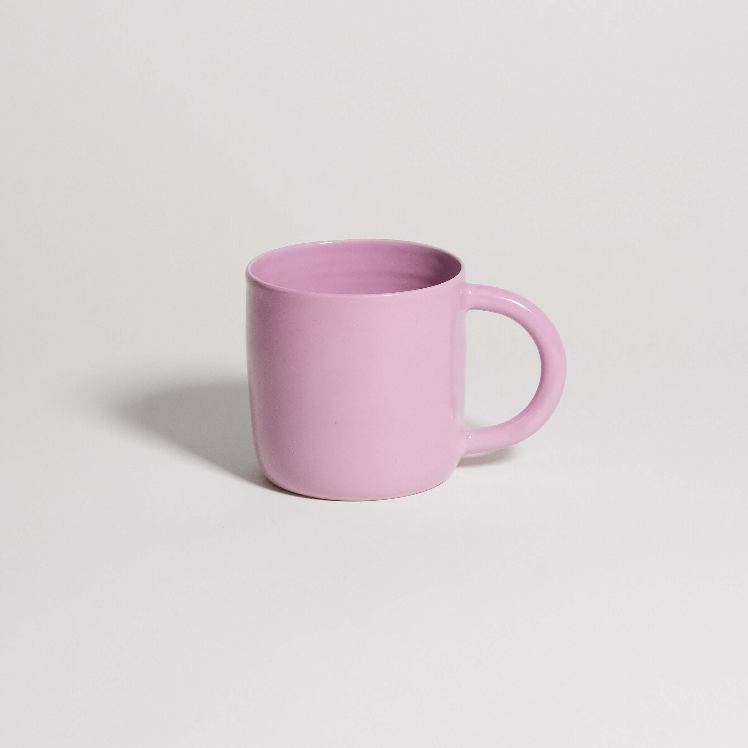 Big Mug – Pink in soft pink stoneware with a smooth, glossy finish, ideal for warm drinks.
