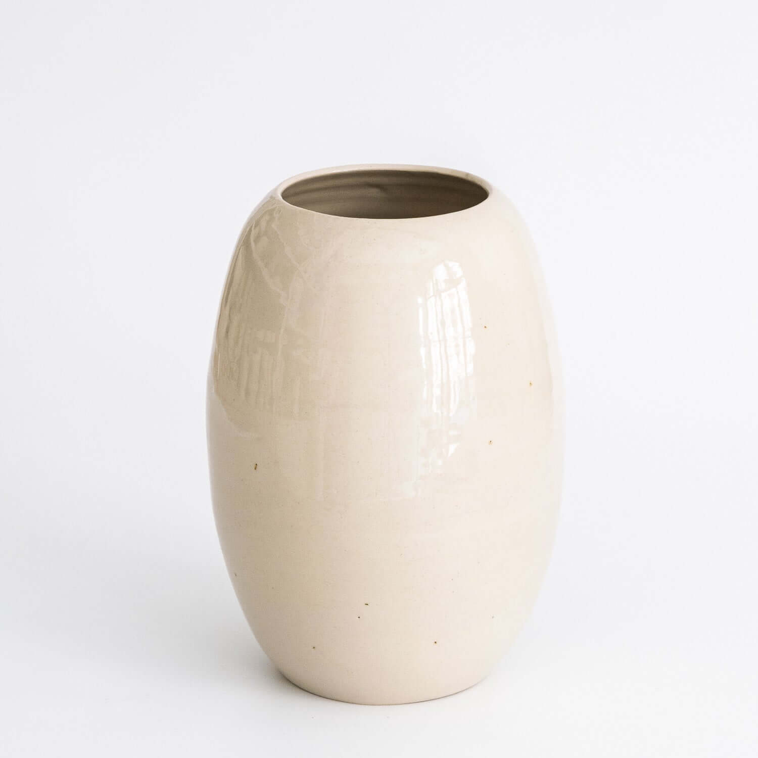 Big Vase - Creme aus Keramik, handgemacht, ideal für Blumenarrangements in sanften Tönen.