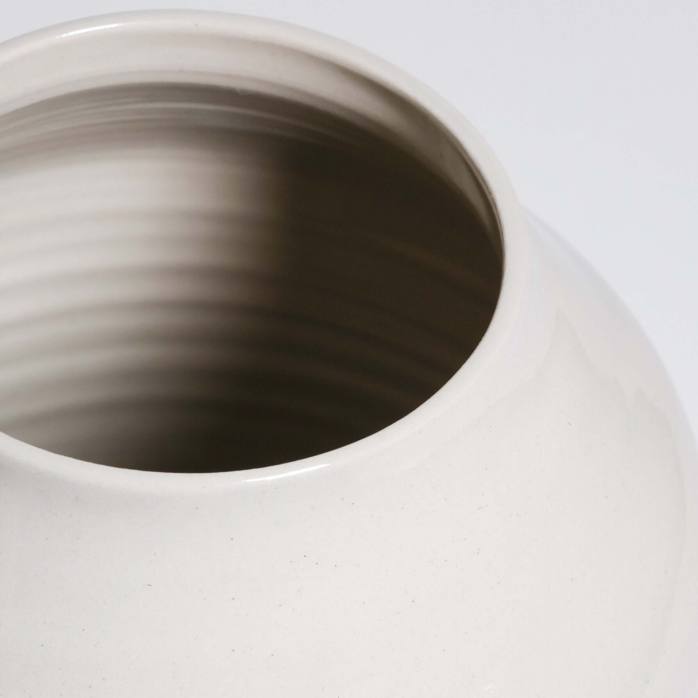 Big Vase – Creme: close-up of the smooth, handmade ceramic vase with a glossy finish.