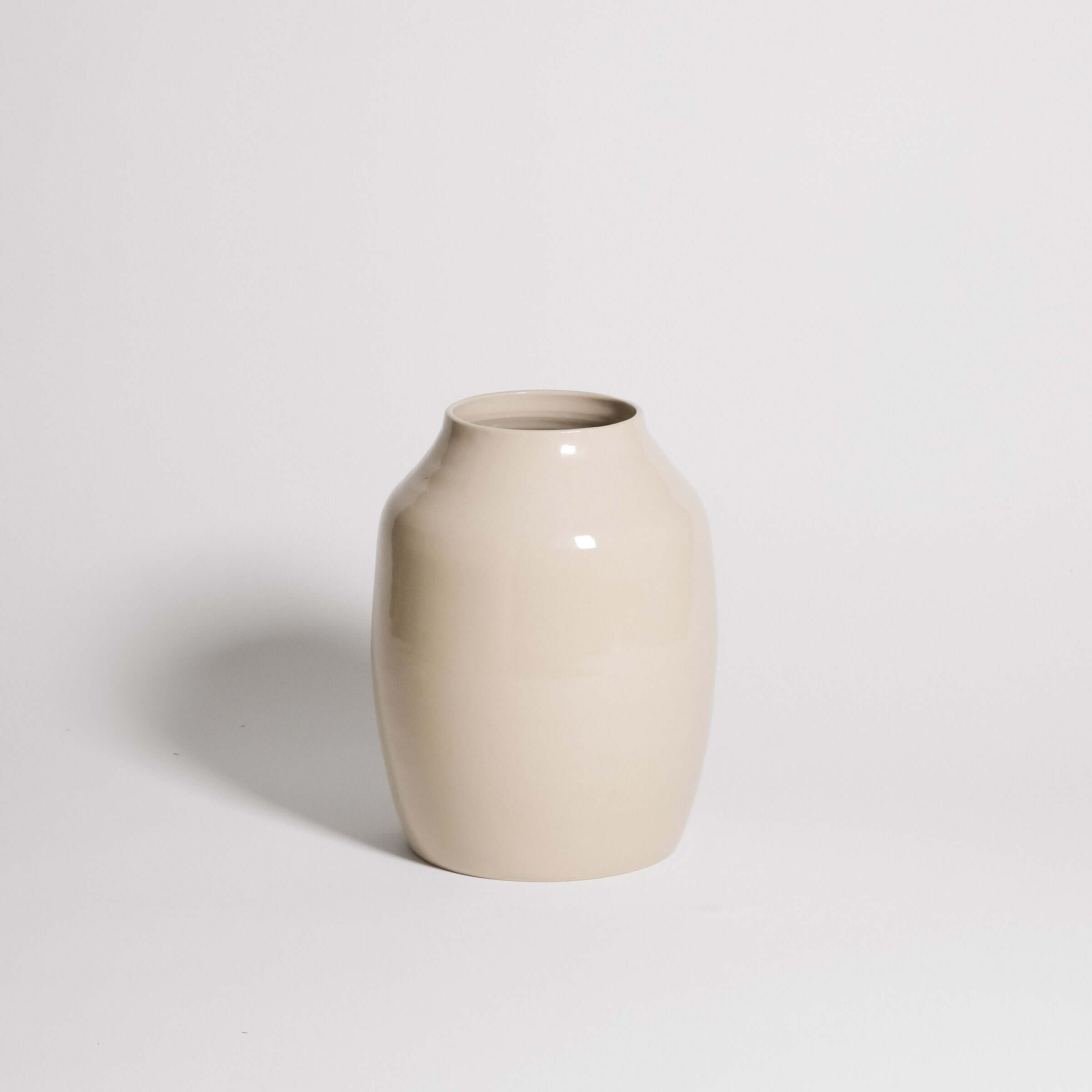 Big Vase – Creme in smooth, glossy beige ceramic finish, perfect for large floral arrangements.