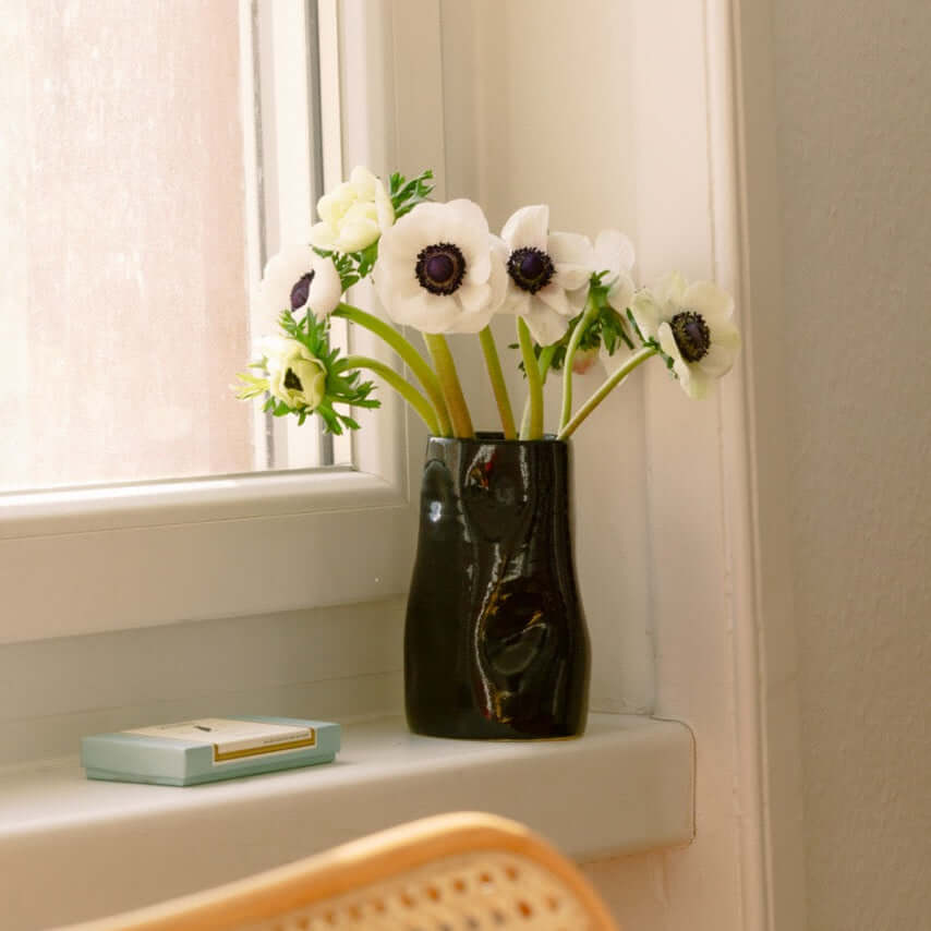 Black Ceramic Vase – Vase Black mit weißen Anemonenblumen auf einem Fensterbrett, Handgemacht und Keramik.