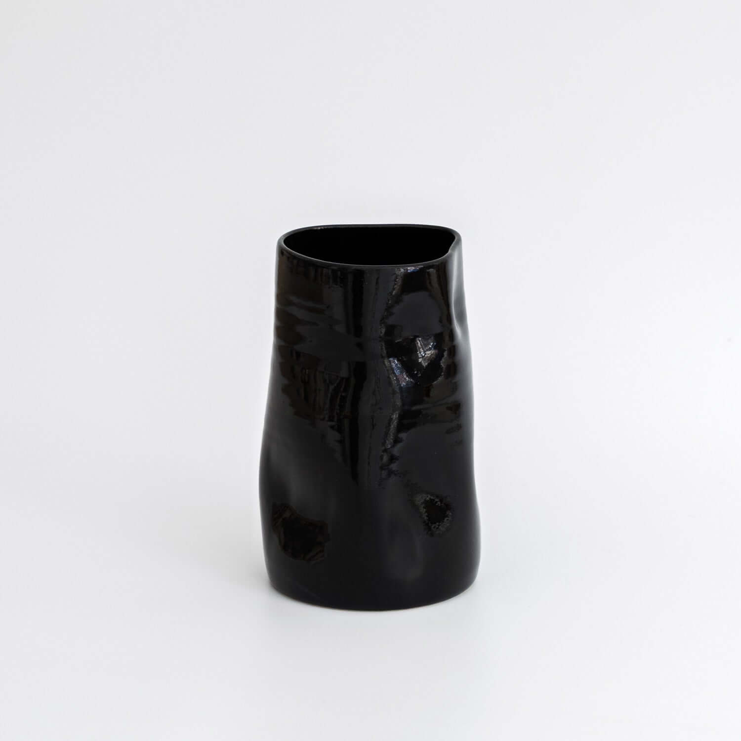 Black Ceramic Vase – Vase Black aus handgemachter Keramik mit glänzender Oberfläche.