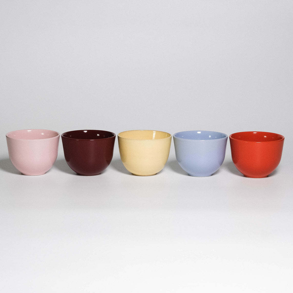 Five Coffee Cups Yun in a row: pink, rouge noir, yellow, iceblue and orange