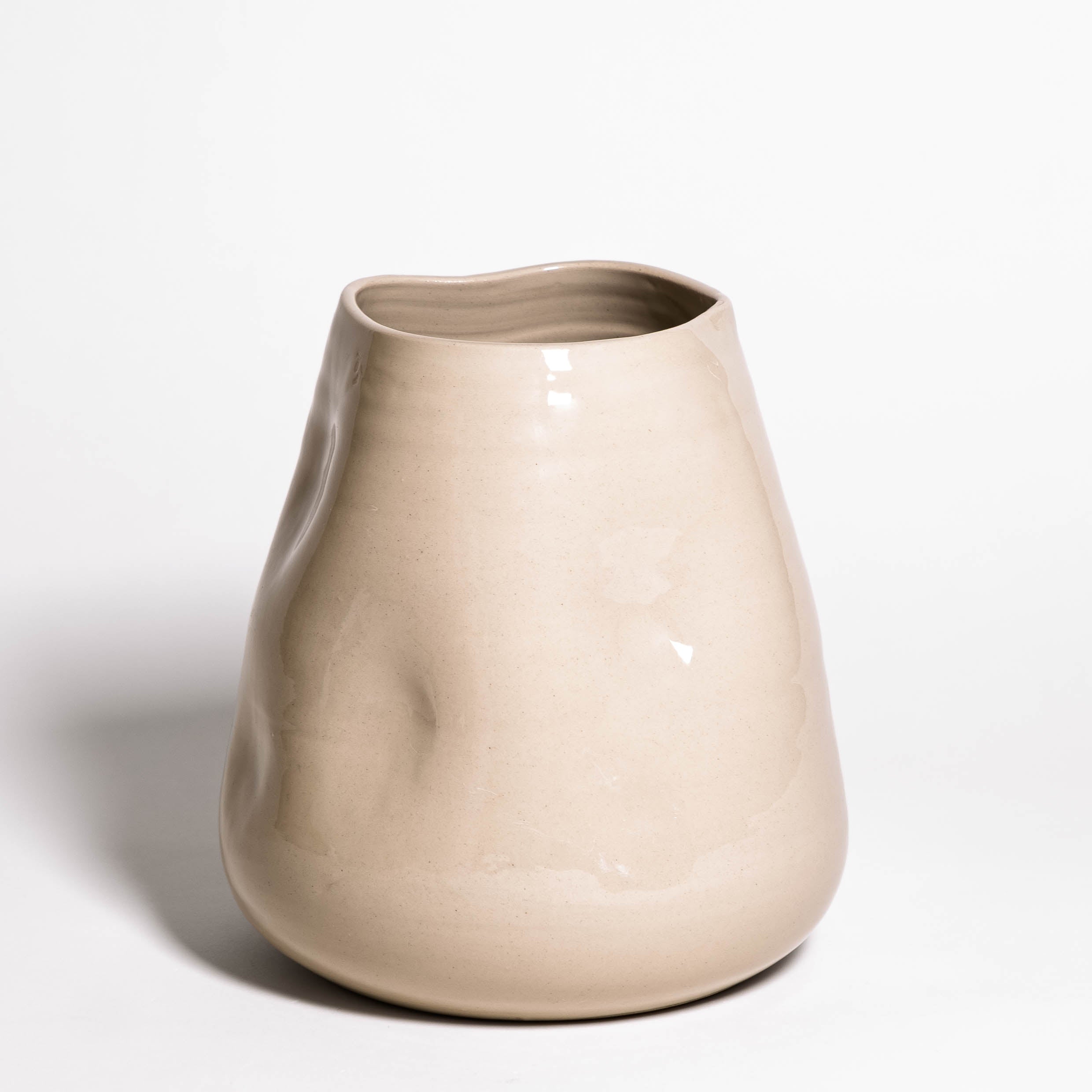 Big Vase Deformed Creme in einem dezenten, organischen Design aus Steinzeug mit glänzender Oberfläche.