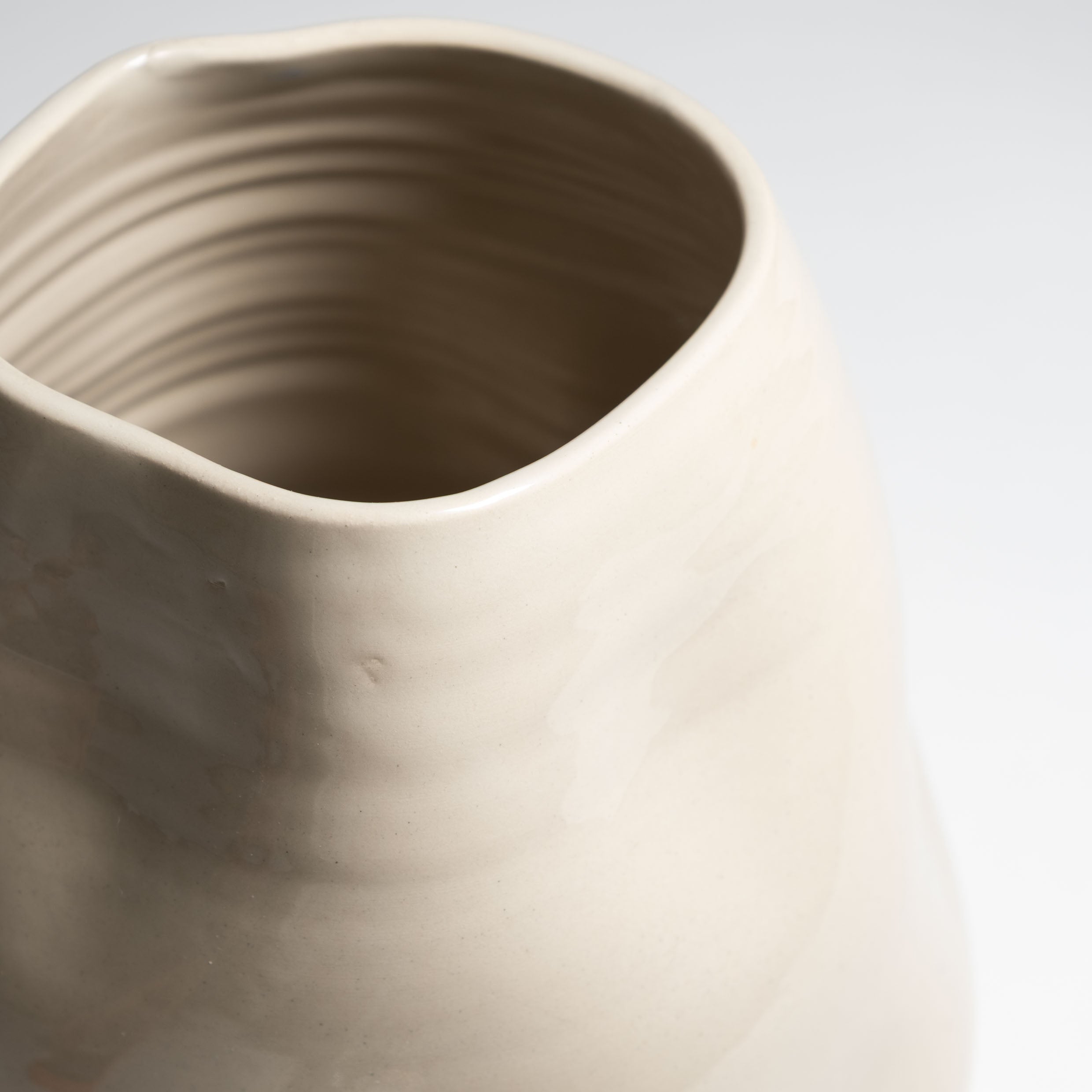 Big Vase Deformed Creme mit organischer Silhouette und glanzvollem Finish aus Steinzeug.