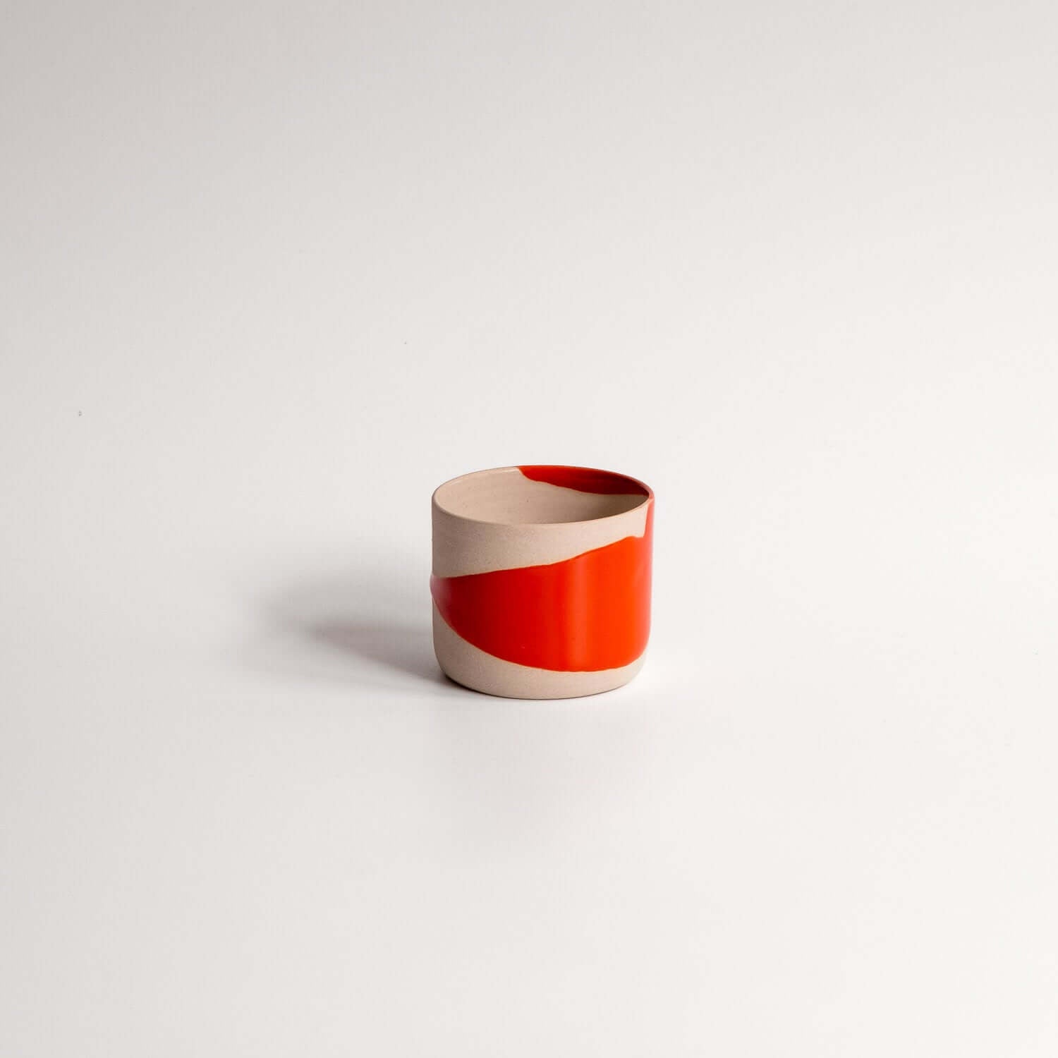 handgemachte Espressobecher Rot im kompakten Design mit rotem Splash-Muster auf beige Hintergrund.