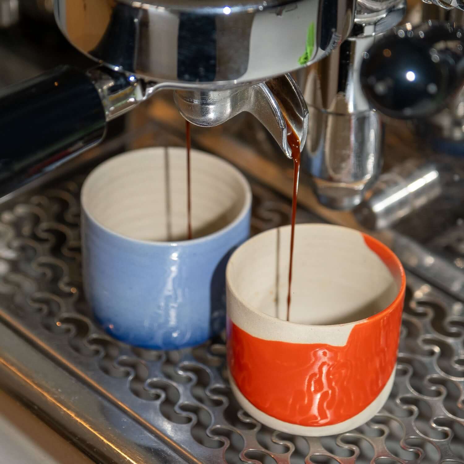 Espresso Cup – Splash Red und eine blaue Keramik Tasse unter einer Kaffeemaschine, Handgemacht.