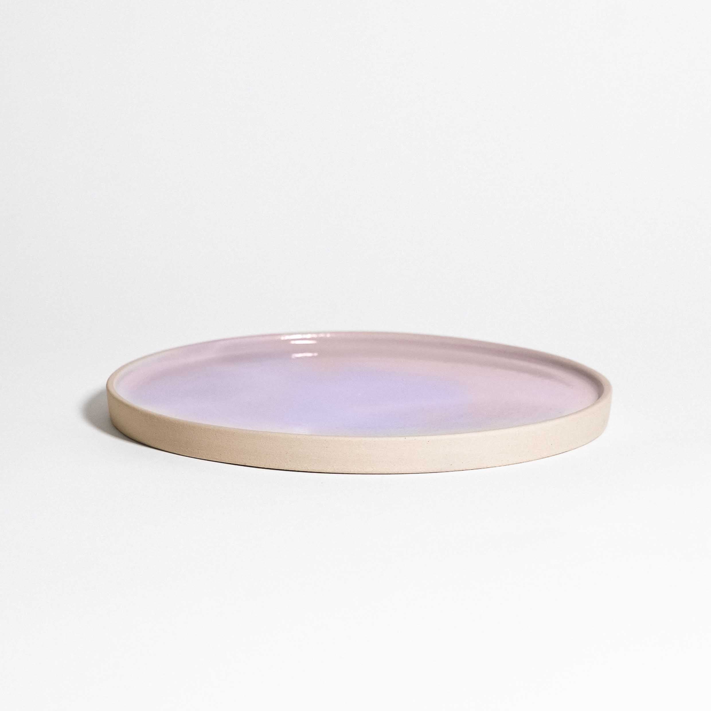 Frühstücksteller - Lilac Sky - Chef:In, handgemachter Steinzeugteller mit aufgesprühter Pink-Lila-Glasur.