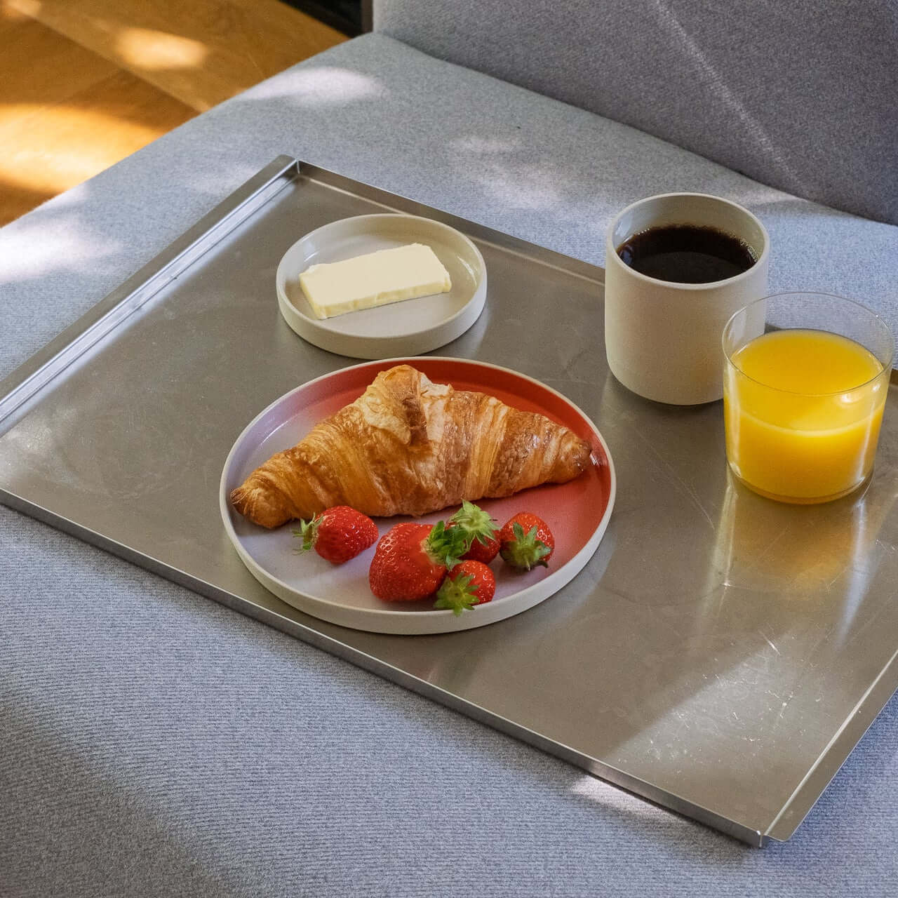 Set of 4 - Breakfast Plate – New Dawn mit Croissant, Erdbeeren und Getränken auf einem Tablett.