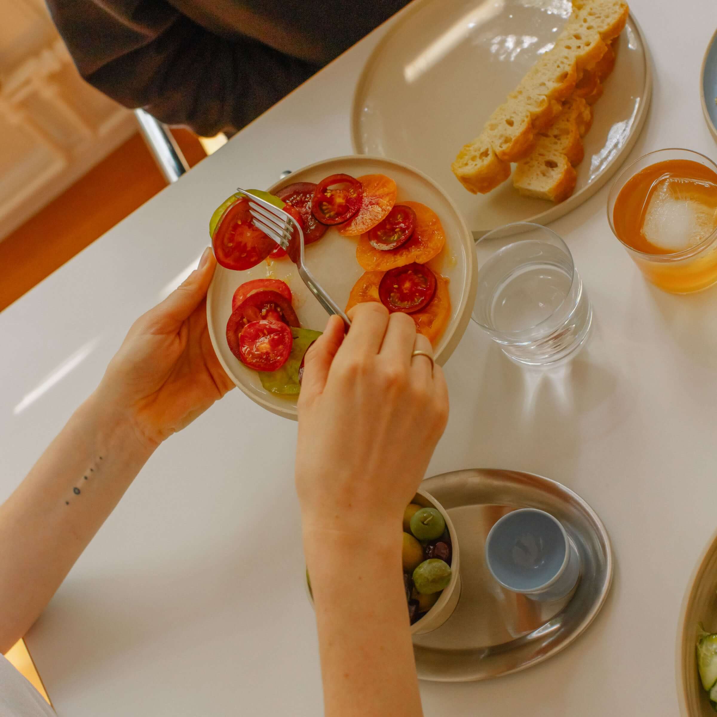 Set of 8 – Breakfast Plate – Creme mit Tomatenscheiben und Brot auf dem Tisch.