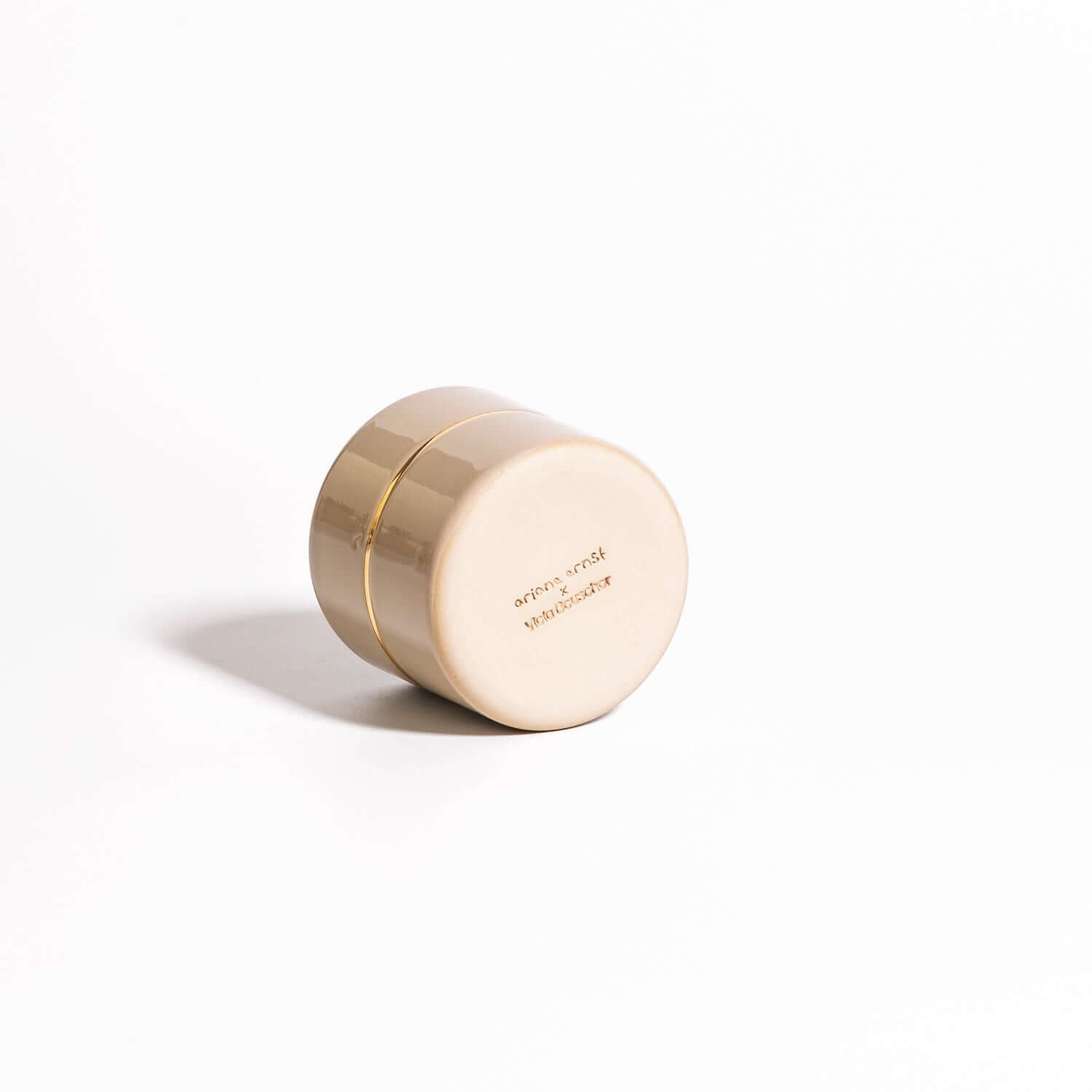 Handgemachter Keramik Kaffeebecher in Salbei & Gold, stilvoll und elegant im Design.