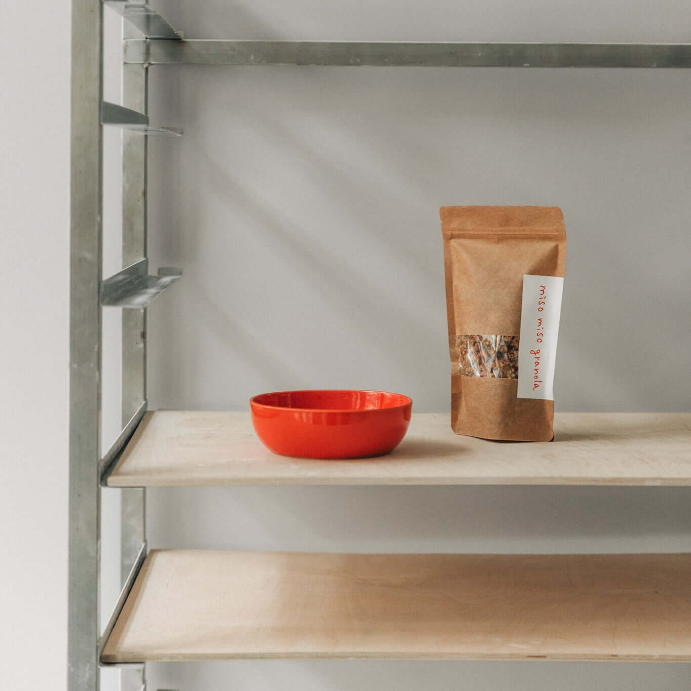 Miso Granola Bundle mit Miso Miso, handgefertigte Müslischale und Müsli in einer modernen Kulisse.