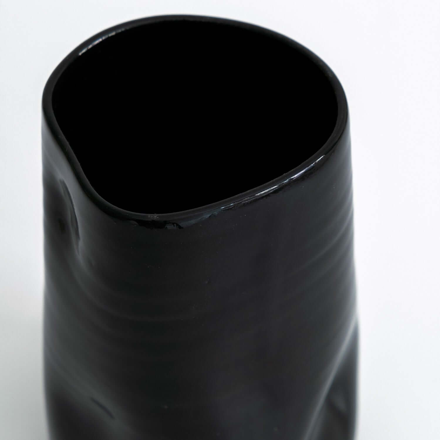 Black Ceramic Vase – Vase Black, handgemacht aus Keramik mit glänzender Oberfläche und organischer Form.