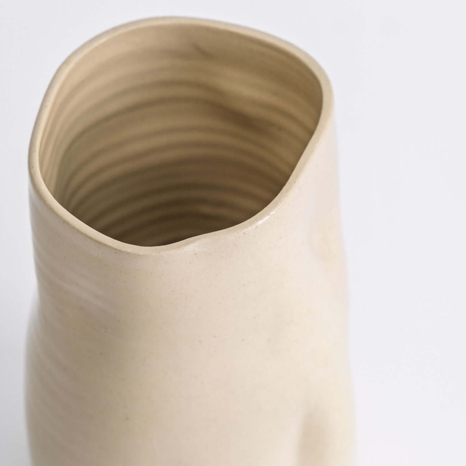 Handcrafted Creme Ceramic Vase – Vase Creme im Detail mit sanften Linien und natürlichem Keramikfinish.