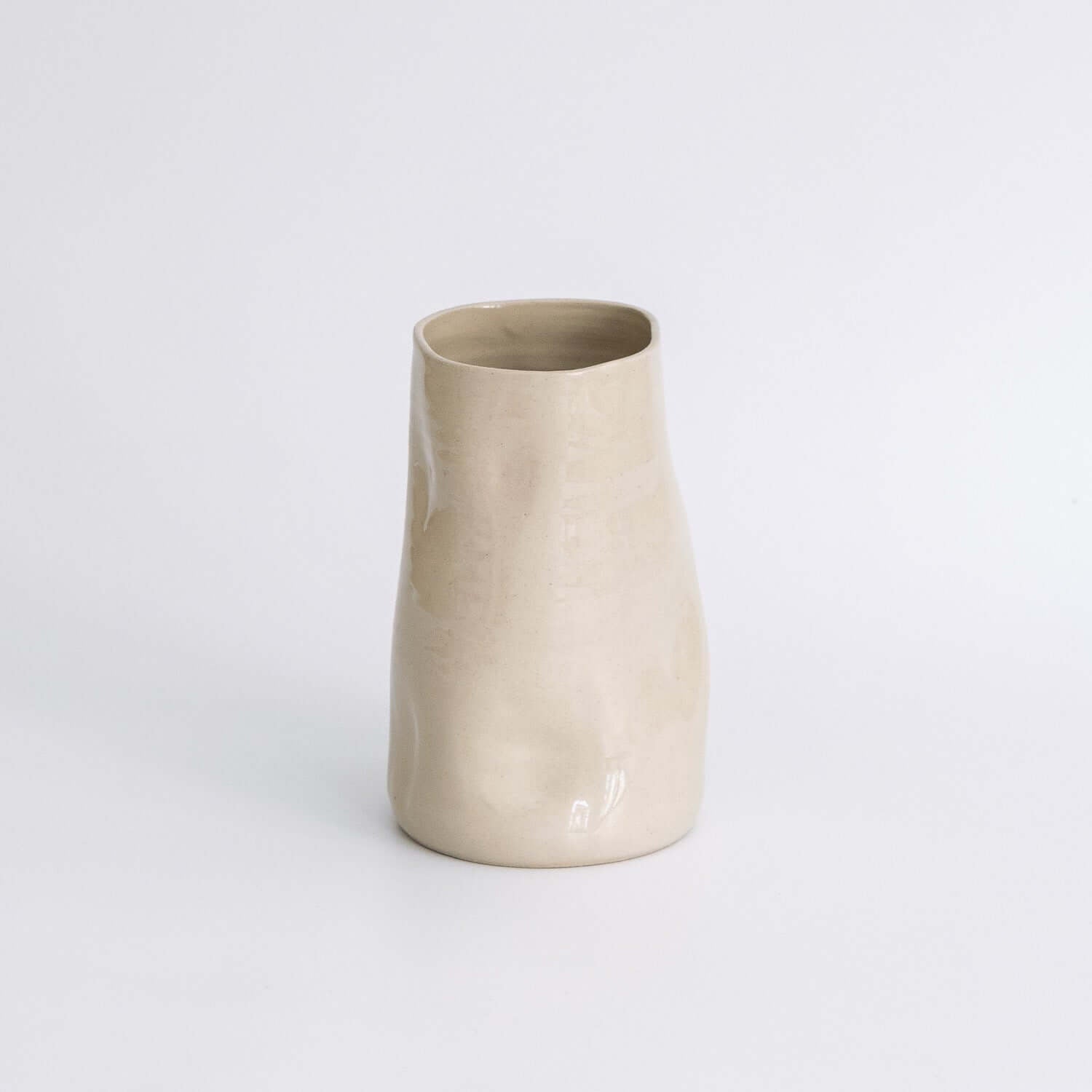Handcrafted Creme Ceramic Vase – Vase Creme, handgemachte Keramik mit minimalistischem Design, sanfte cremefarbene Glasur.