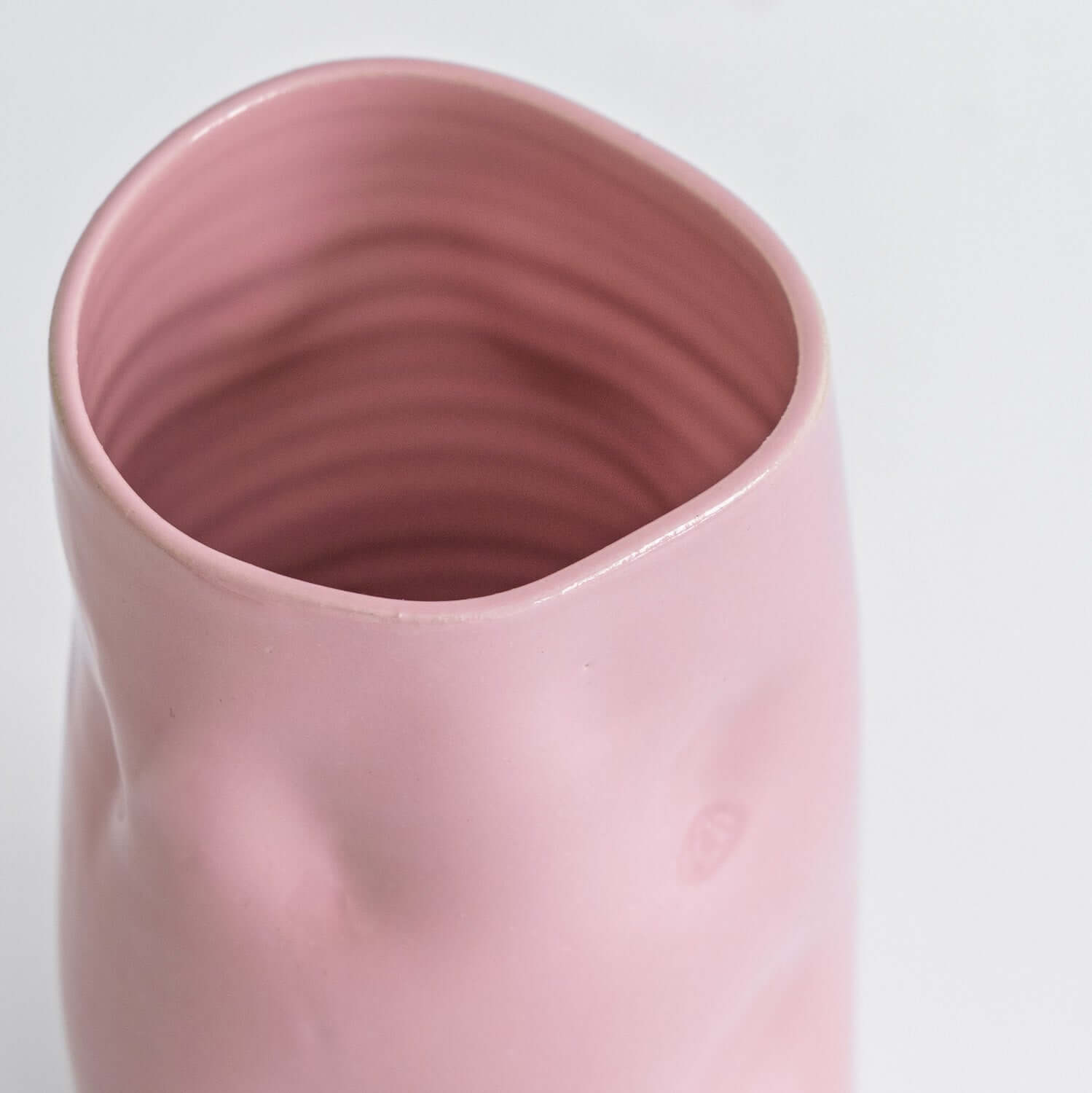 Handcrafted Pink Ceramic Vase – Vase Pink mit sanften Kurven und einer weichen rosa Glasur, handgemachte Keramik.
