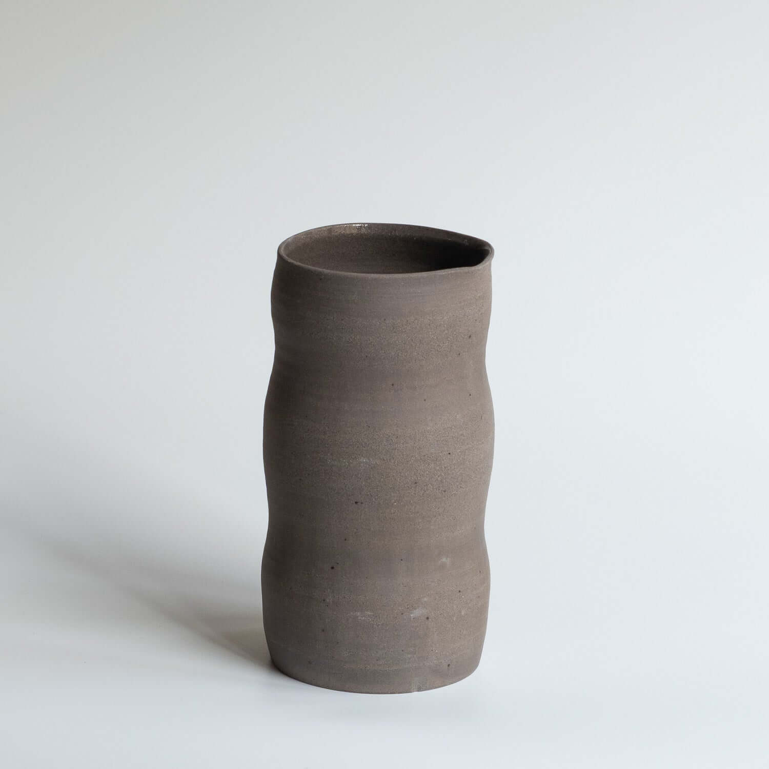 Carafe – Wild Clay, handcrafted ceramic carafe made from wild clay, featuring a glossy interior, perfect for daily use.