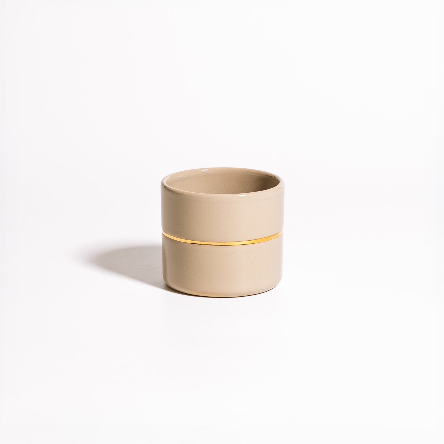 Handgemachter Keramik Kaffeebecher in Salbei mit goldenen Akzenten, ideal für stilvolle Kaffeepausen.