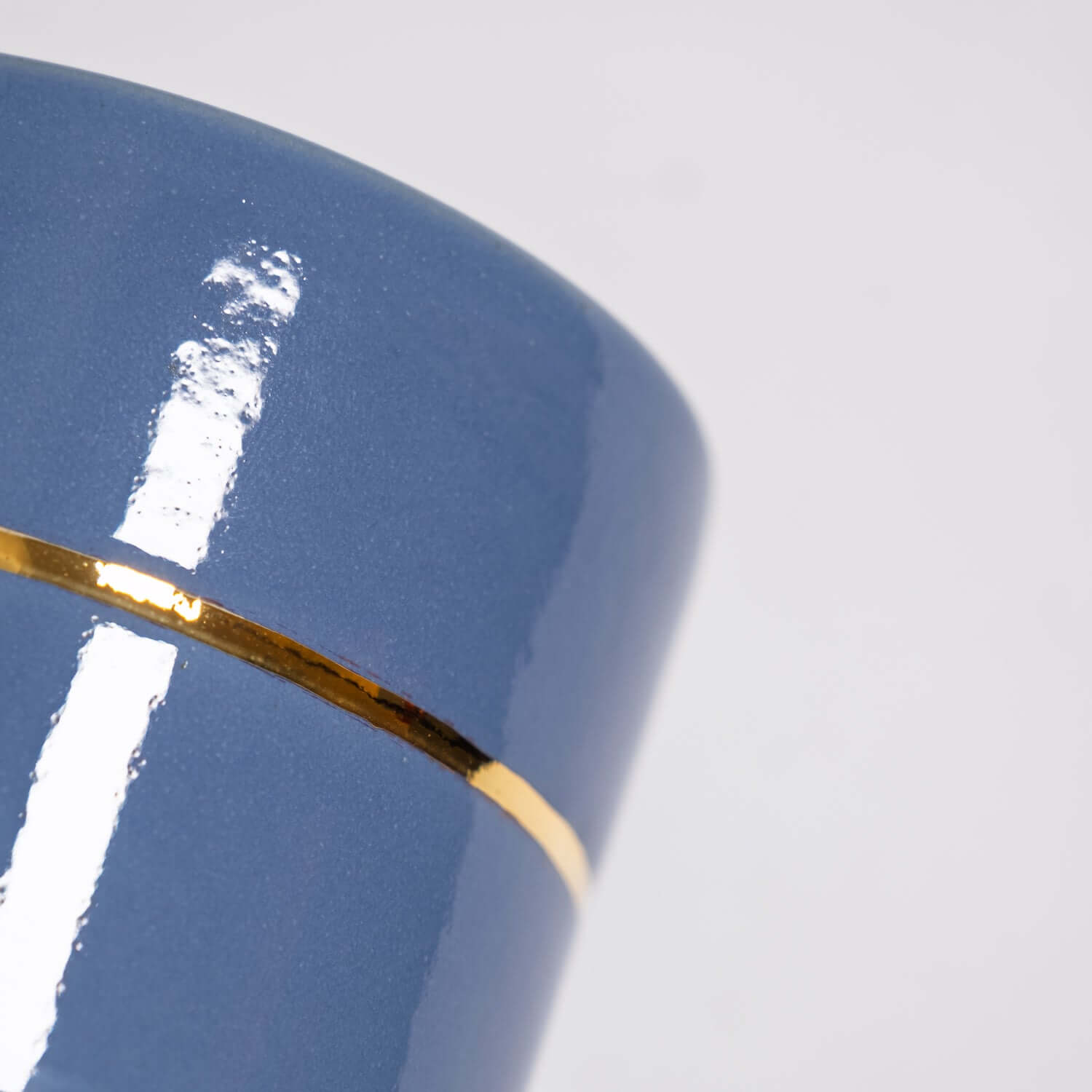 Handgemachtes Keramik Kaffeebecher Set in Blau mit goldenen Akzenten, detailreiche Darstellung einer Tasse.