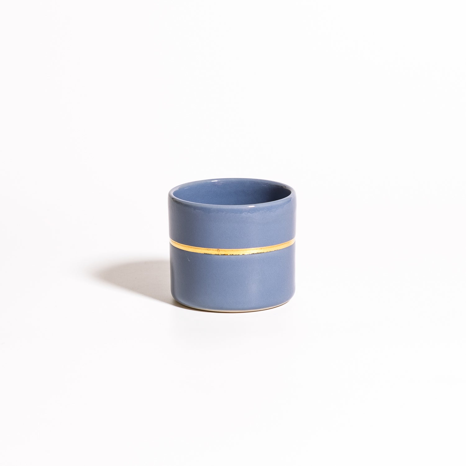 Handgemachter Keramik Kaffeebecher in Blau und Gold, handgefertigt in Frankfurt als limitierte Auflage.