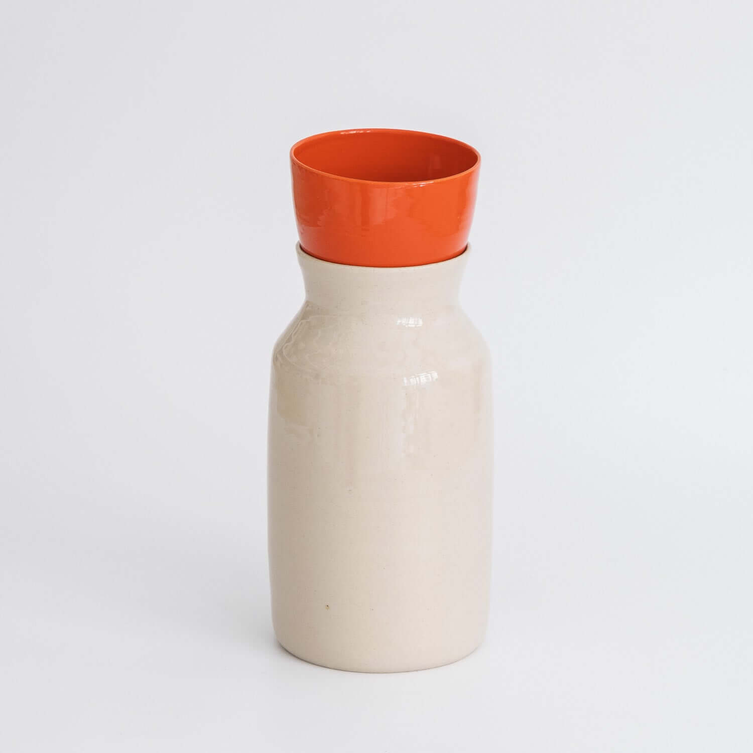 Handmade Carafe – Creme, elegant Keramik design, handgemacht, warmes Creme mit leuchtendem orangenem Rand.