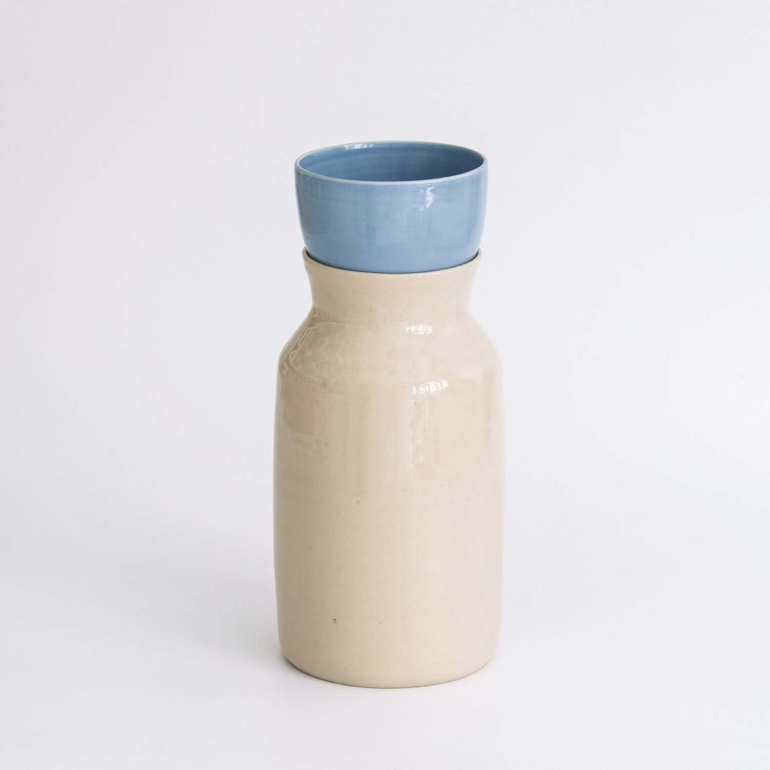 Handmade Carafe – Creme aus Keramik, handgemacht, mit creme-farbenem Körper und blauem Deckel.
