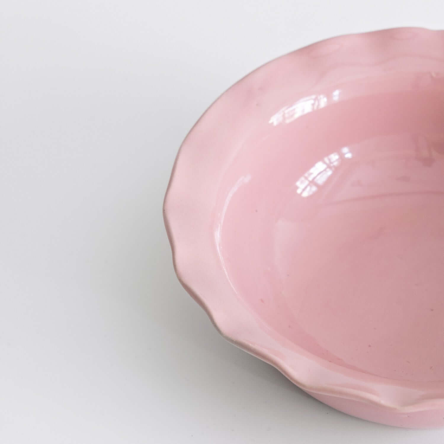 Handgemacht Keramik Breakfast Bowl – Wavy Pink mit sanft gewelltem Rand in zarter rosa Glasur.