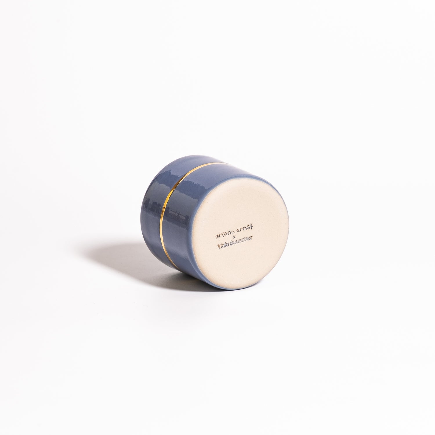 Handgemachter Keramik Kaffeebecher in Blau und Gold, gefertigt in Frankfurt, mit handgemalter Goldverzierung.