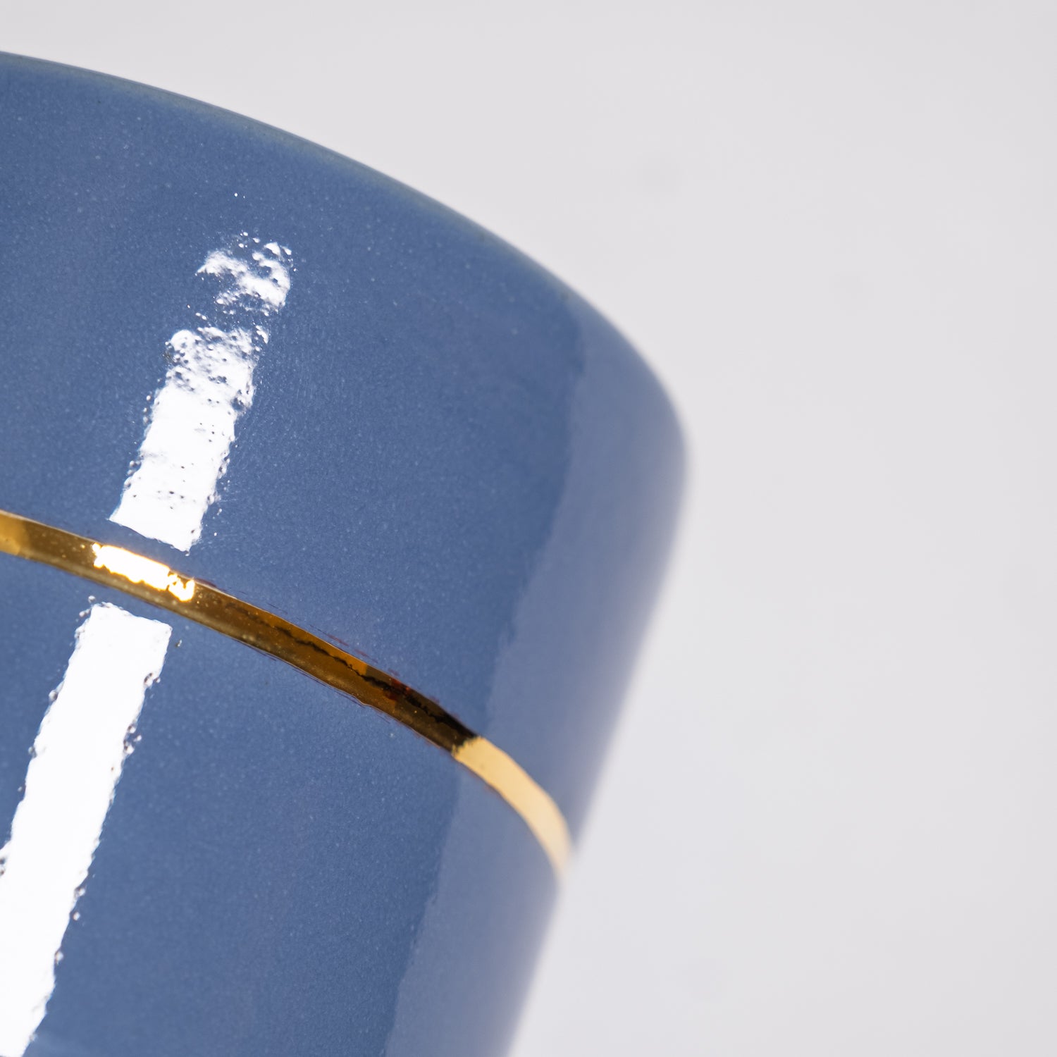Handgemachtes Keramik Kaffeebecher Set in Blau mit goldenen Akzenten, detailreiche Darstellung einer Tasse.
