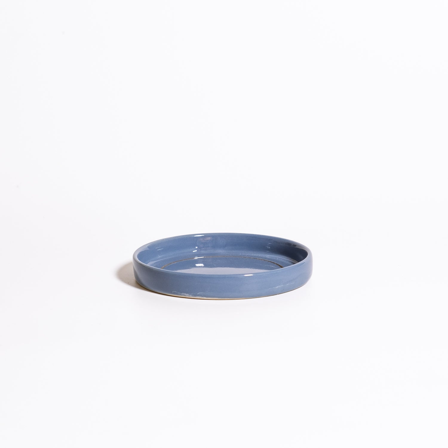 Handgemachte Keramik Untertasse in Blau & Gold, elegant und einzigartig, für stilvolle Präsentation.