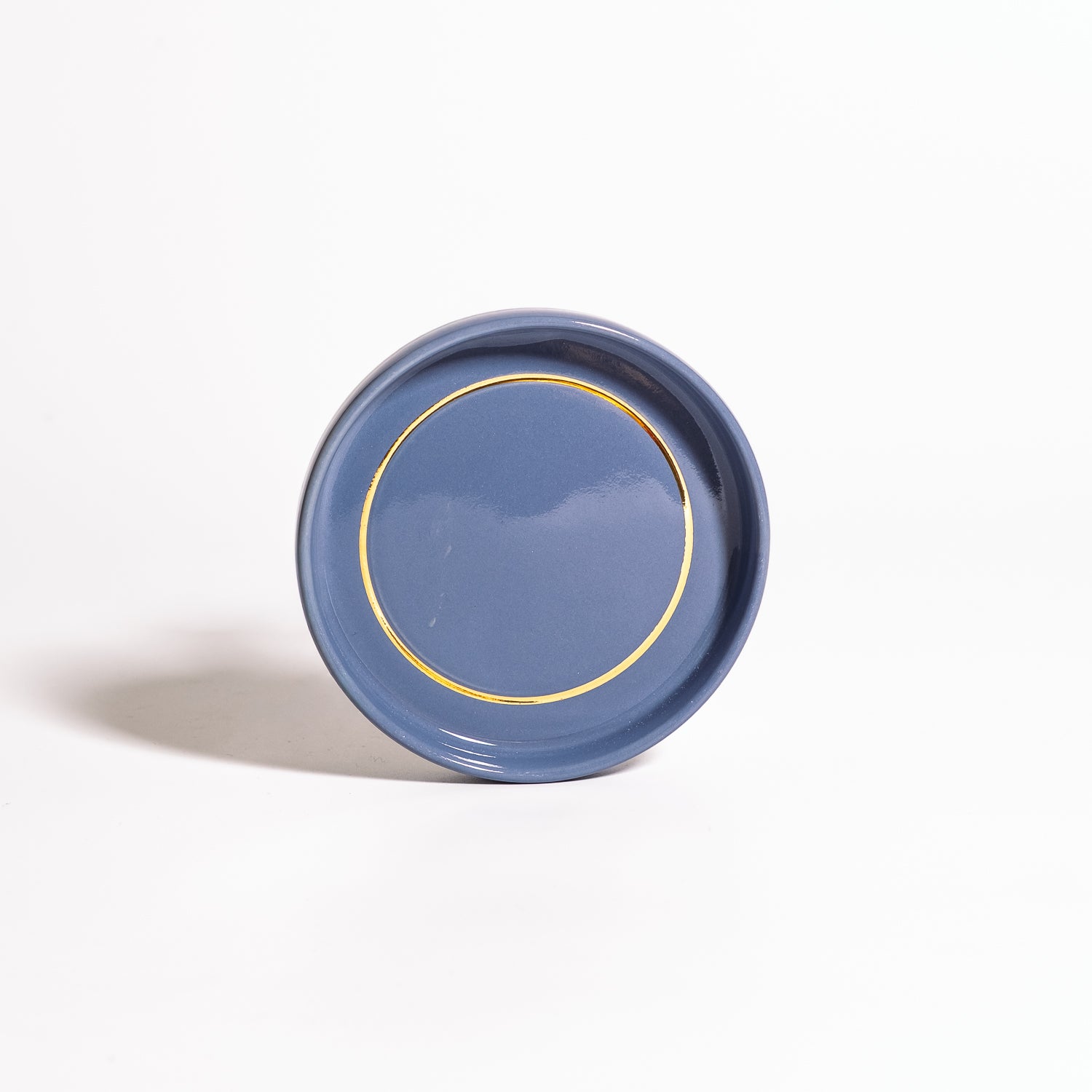 Handgemachte Keramik Untertasse in Blau mit Goldrand, von Ariane Ernst, kunstvoll gefertigt.