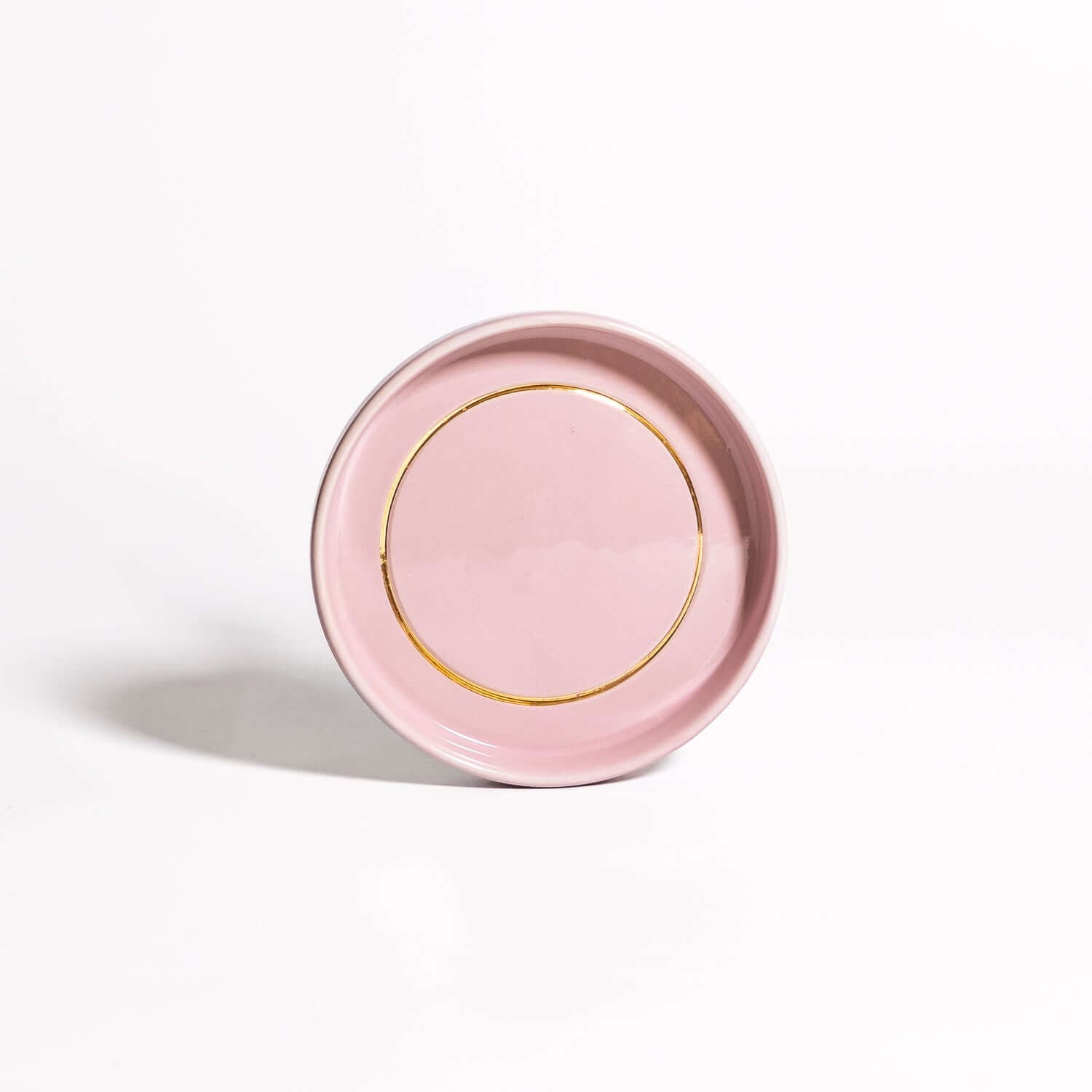 Handgemachte Keramik Untertasse in Rosa mit Golddetail, handgefertigt in Frankfurt am Main.