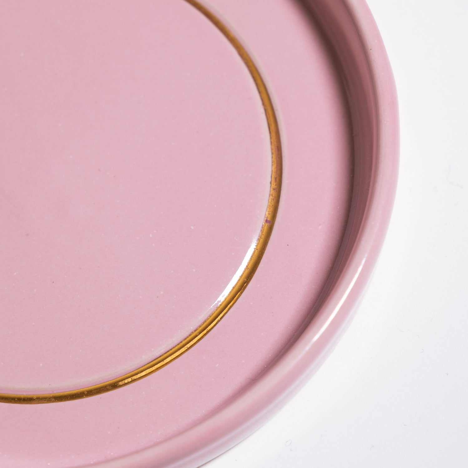 Handgemachte Keramik Untertasse in Rosa mit Goldrand, hergestellt in Frankfurt am Main.