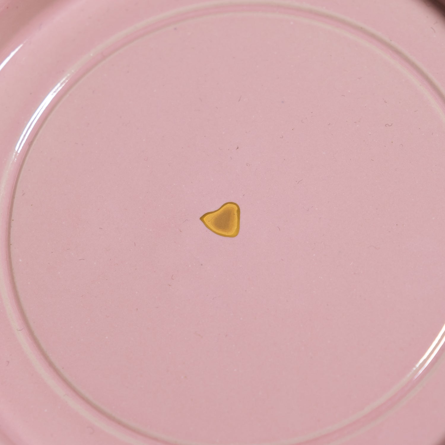Handgemachte Keramik Untertasse in Pink mit handgemaltem Golddetail in Herzform