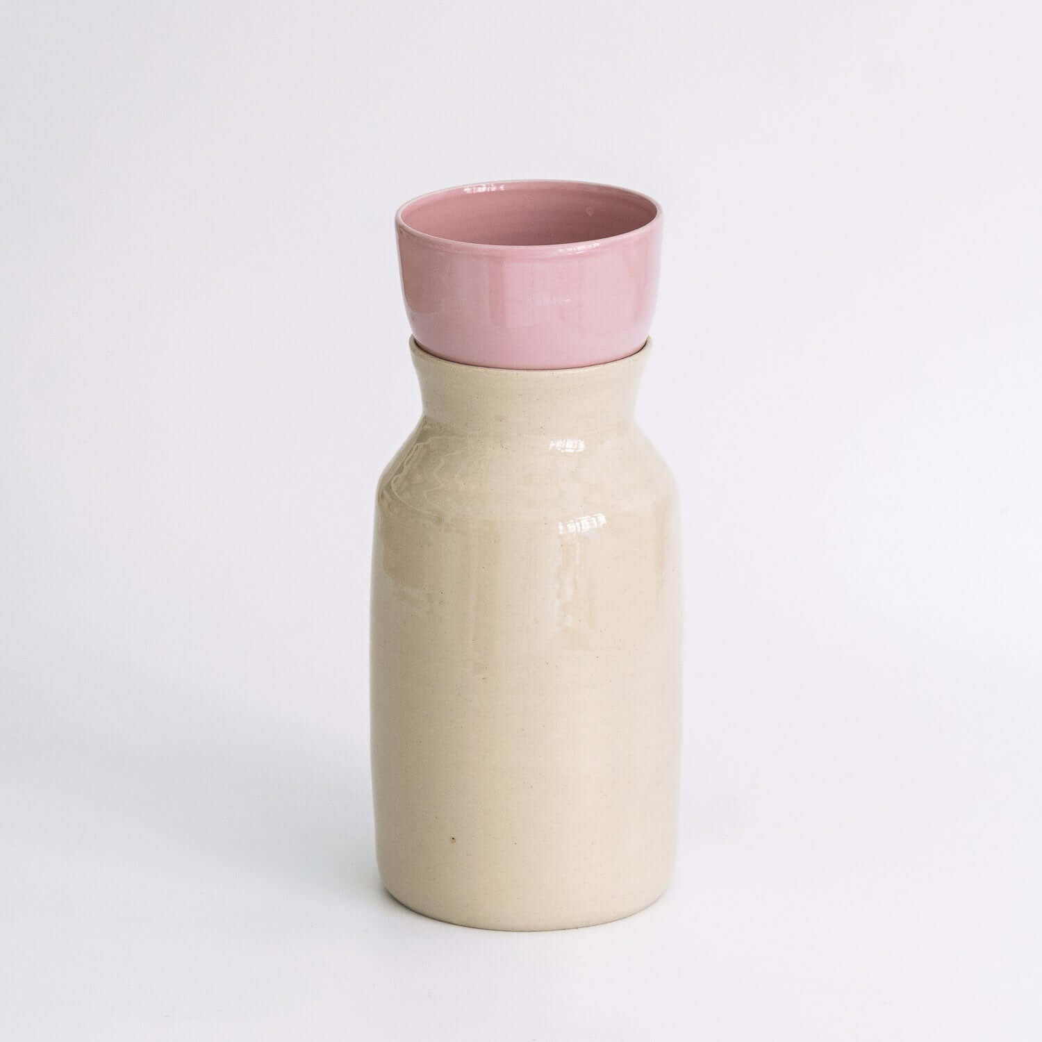Handmade Carafe – Creme aus Keramik, handgemacht, mit zartem rosa Deckel.