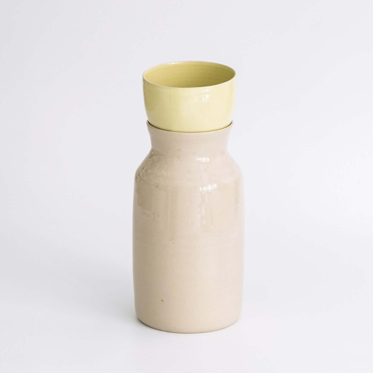 Handmade Carafe – Creme aus hochwertiger Keramik, handgemacht in Frankfurt, elegante Form mit gelbem Deckel.