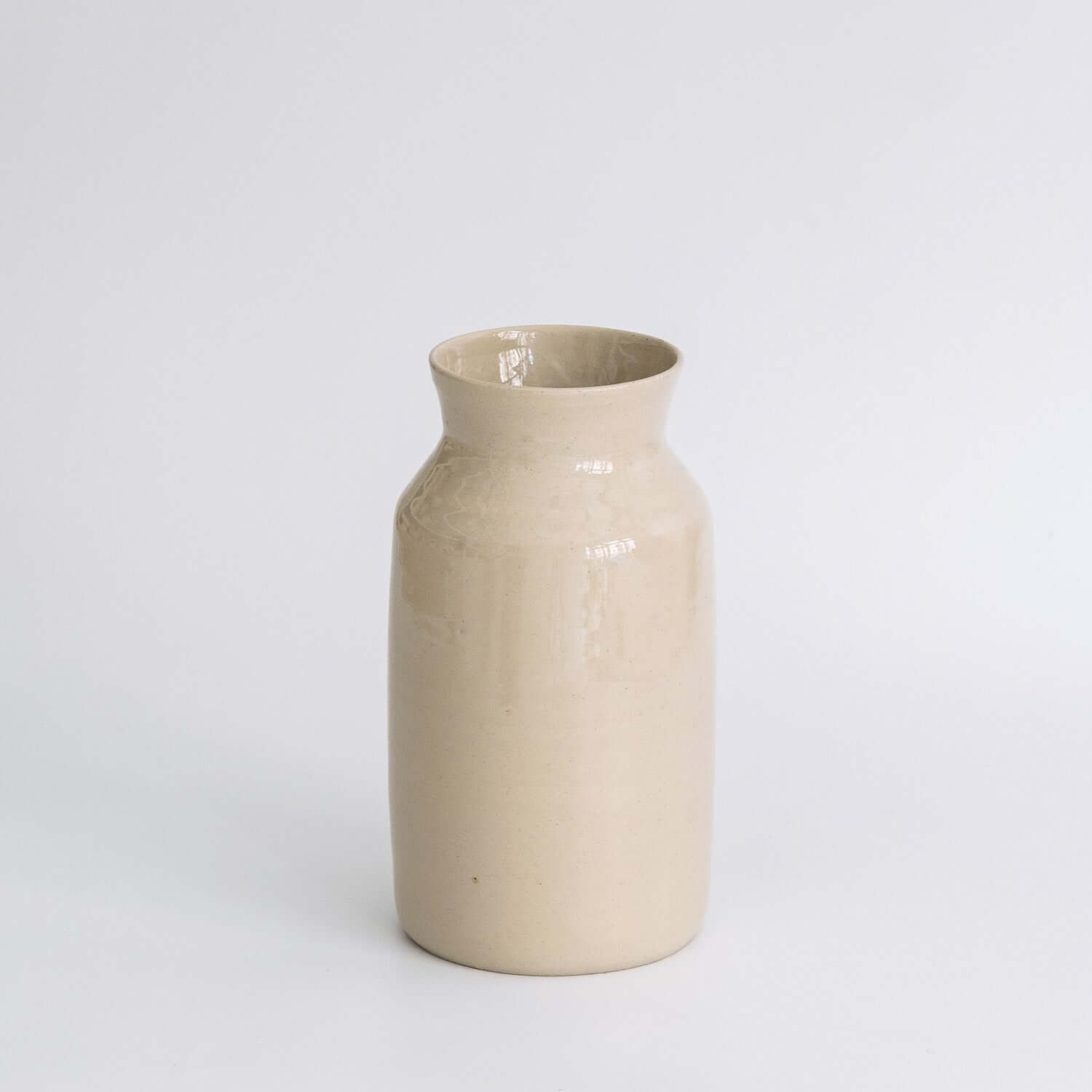 Handmade Carafe – Creme aus Keramik, handgemacht, in warmen Beigetönen, mit elegantem Design.