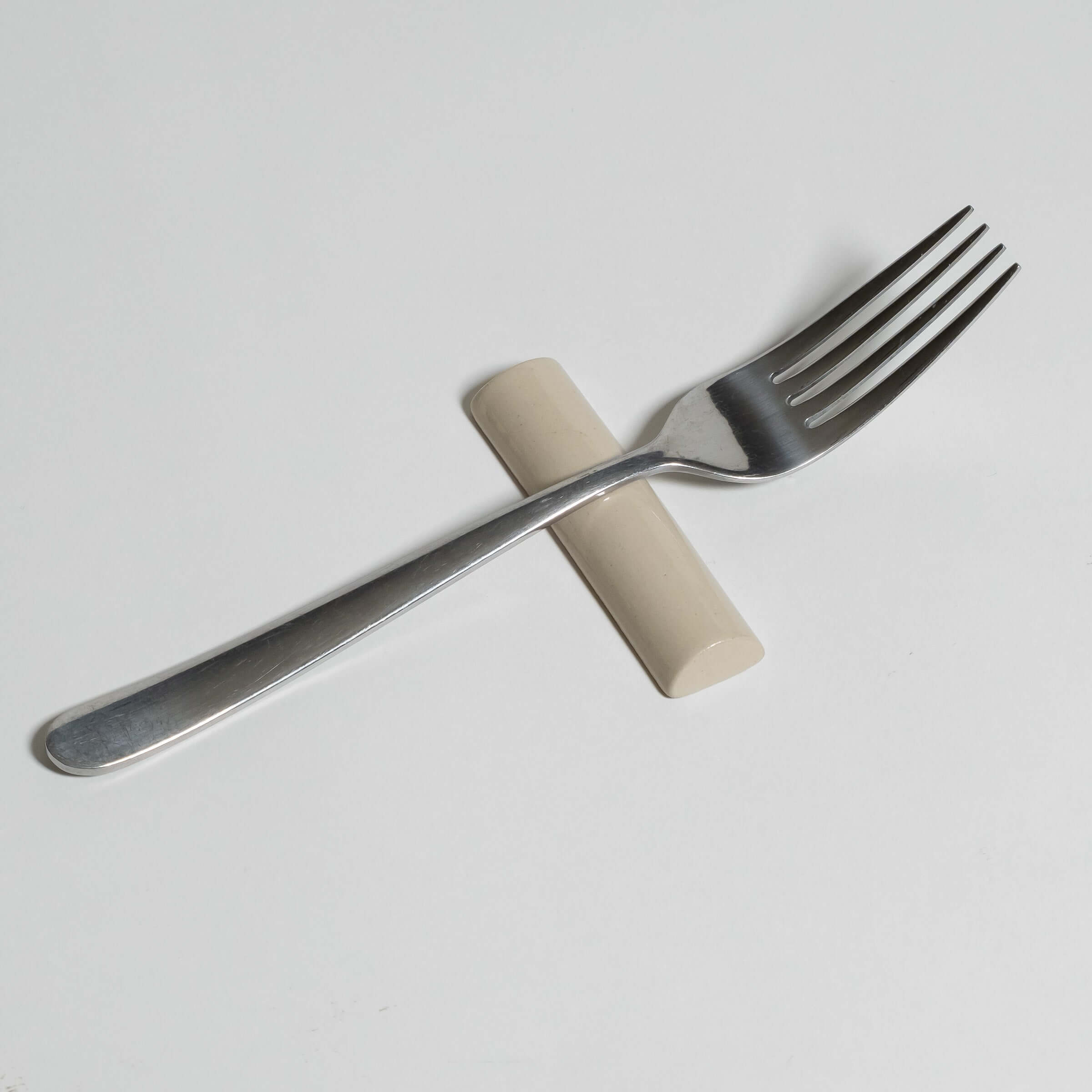 Besteckablage Set 4er Creme mit einer Gabel, die auf der Ablage platziert ist.