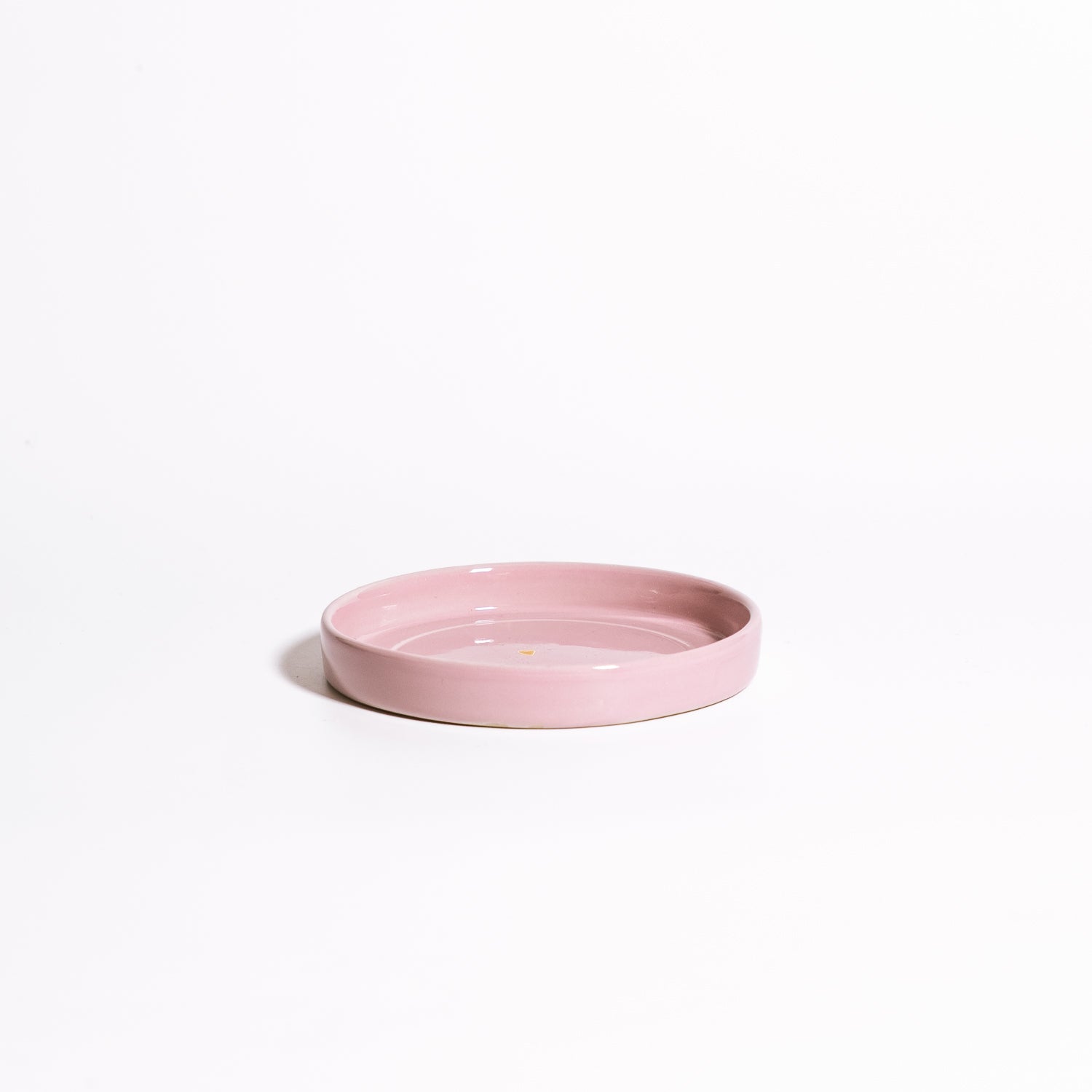 Handgemachte Keramik Untertasse in rosa mit goldenen Akzenten, perfekte Dekoration oder Geschenk.