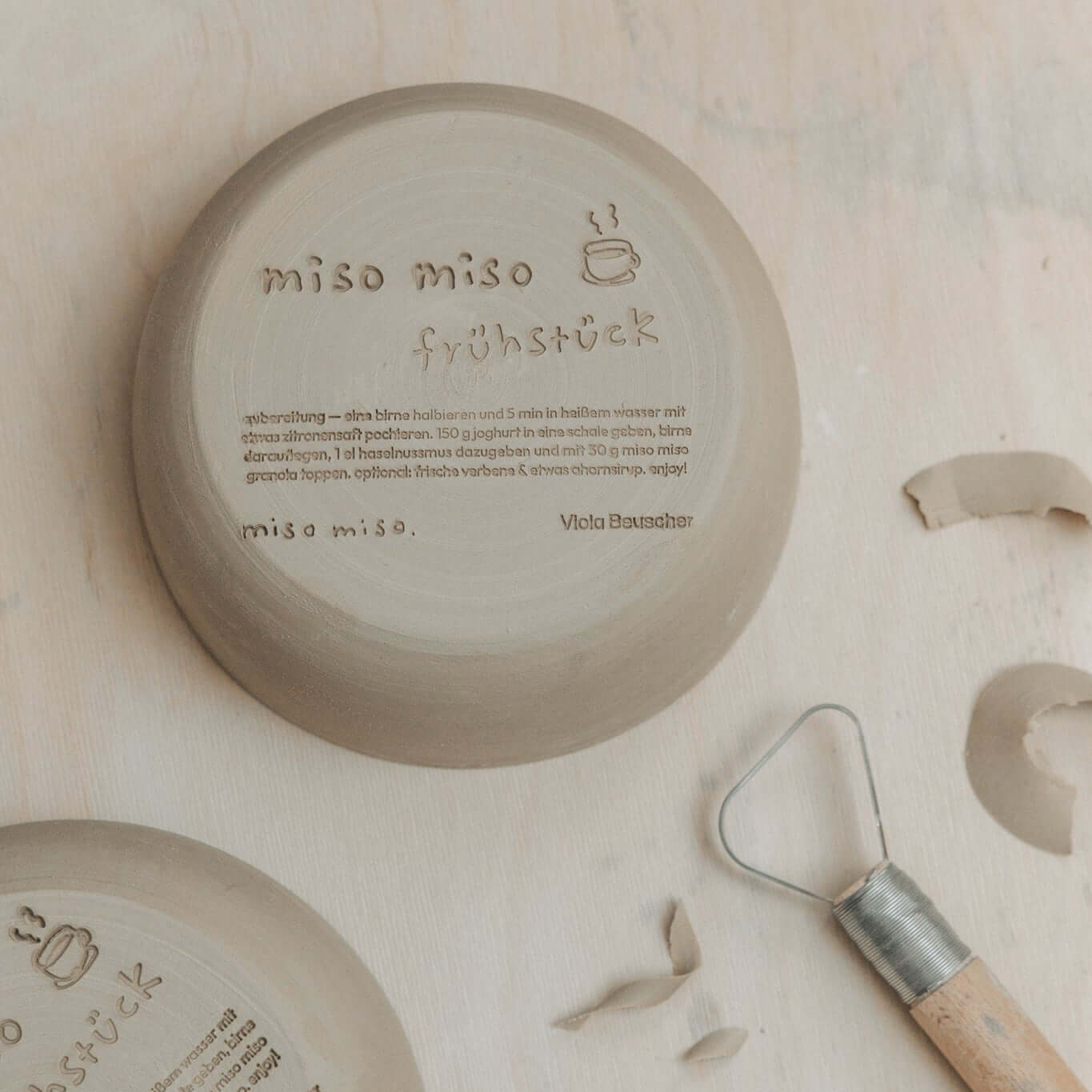 rote handgefertigte Granola Schale auf der Töpferscheibe, ideal für Frühstücksgerichte.