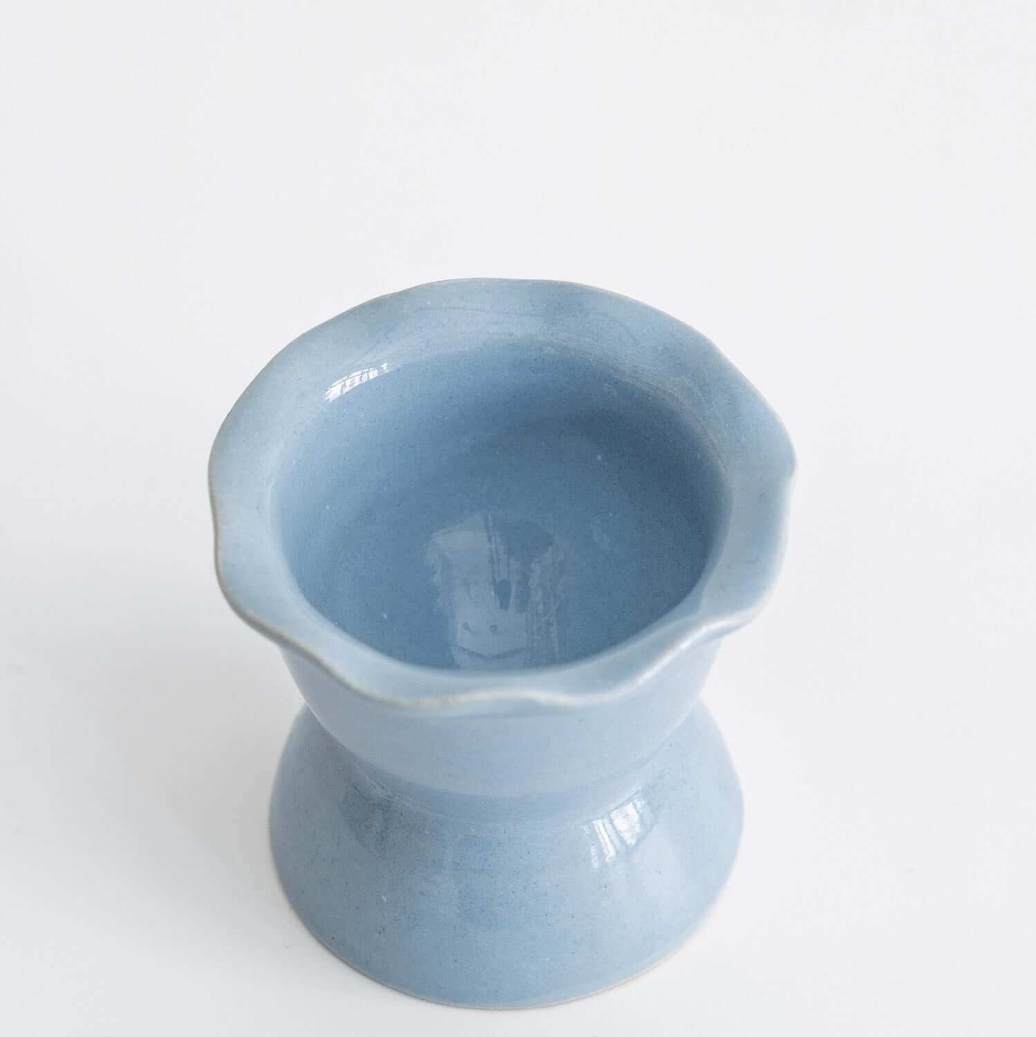 Handmade Stoneware Egg Cup – Egg Cup Iceblue auf einem weißen Hintergrund, handgefertigte Keramik, elegant und funktional.