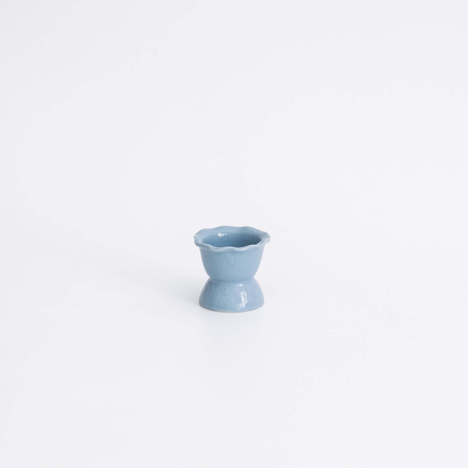 Handmade Stoneware Egg Cup – Egg Cup Iceblue in soft iceblue glaze, crafted from high-quality Keramik, Handgemacht.
