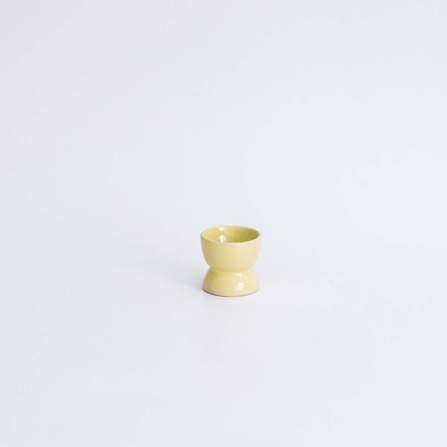 Handmade Stoneware Egg Cup – Egg Cup Neon Yellow aus Keramik, handgemacht, leuchtendes Neon-Gelb.