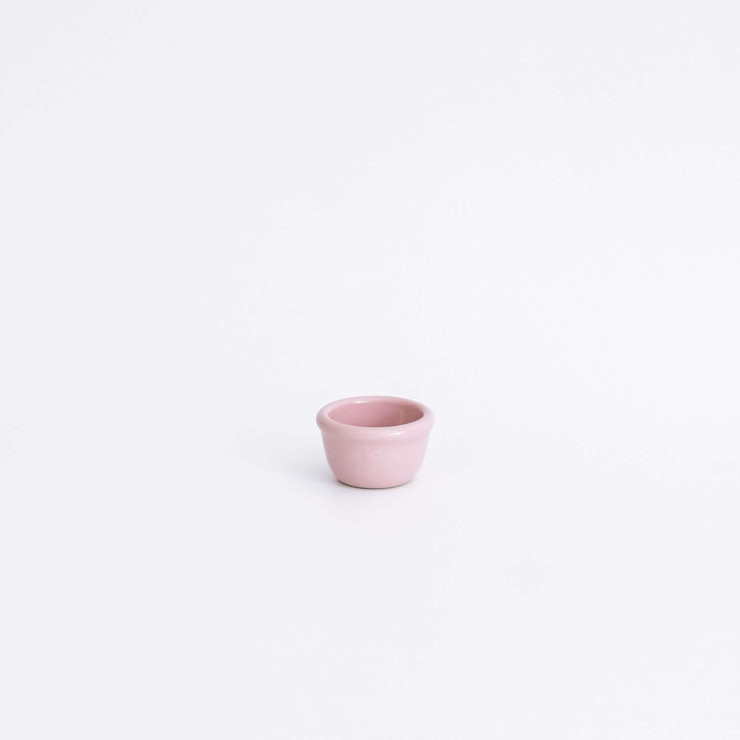 Handgemachtes Geschirr Set - kleiner rosa Eierbecher aus handgefertigter Keramik für Brunchs.