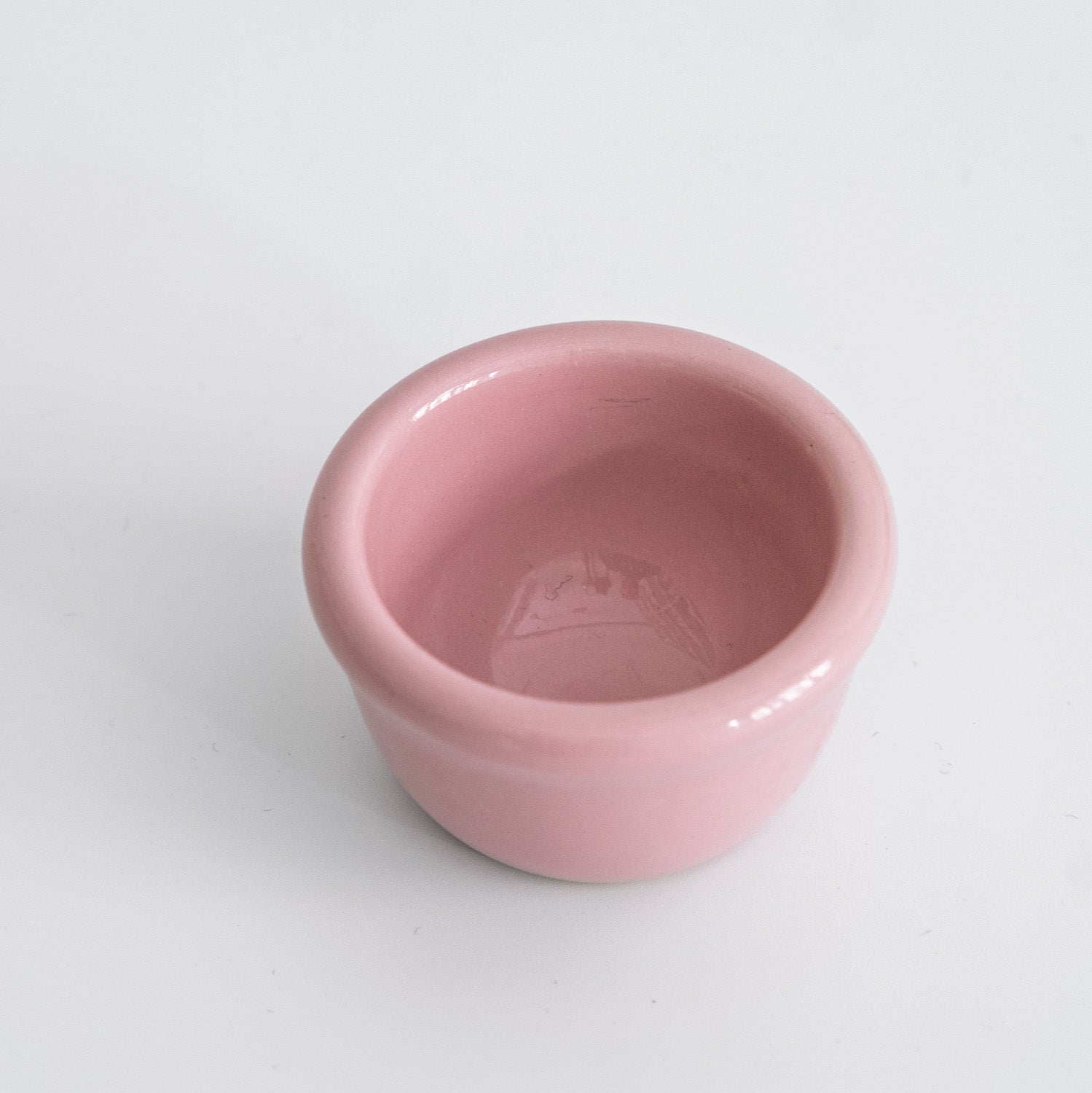 Handgemachter Eierbecher aus Steinzeug in sanfter rosa Glasur, ideal für den Frühstückstisch.