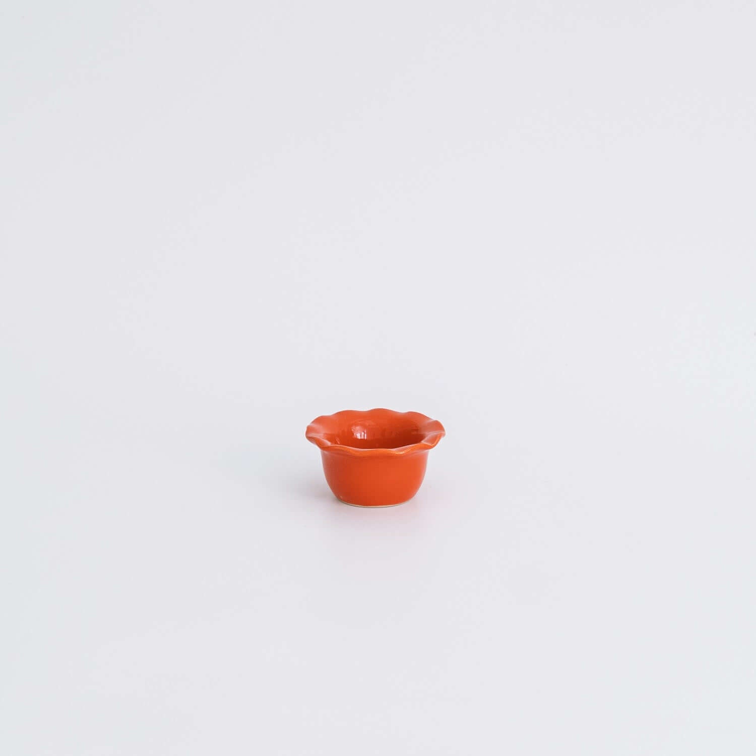 Handmade Stoneware Egg Cup – Egg Cup Red, handgemachte Keramik, leuchtend rote Farbe, für Frühstück gebraucht.